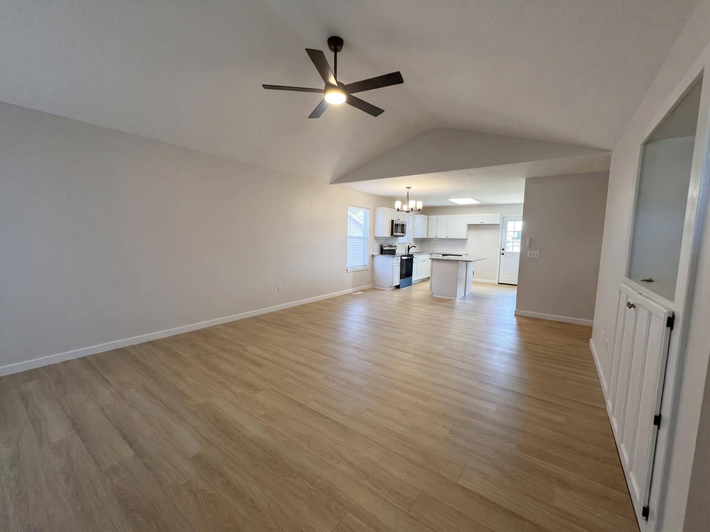 864 S Hickory LN, Nixa, MO 65714