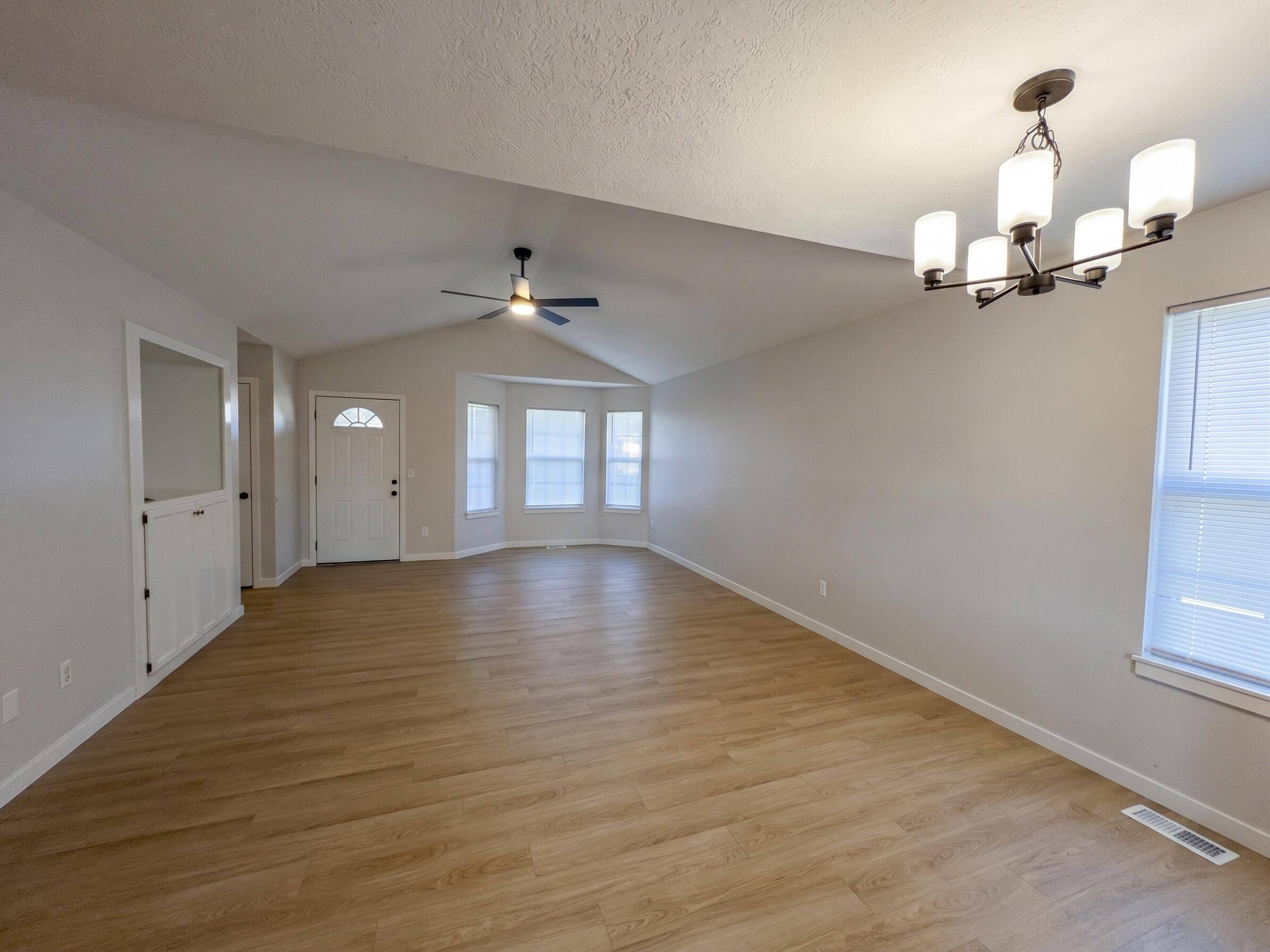 864 S Hickory LN, Nixa, MO 65714