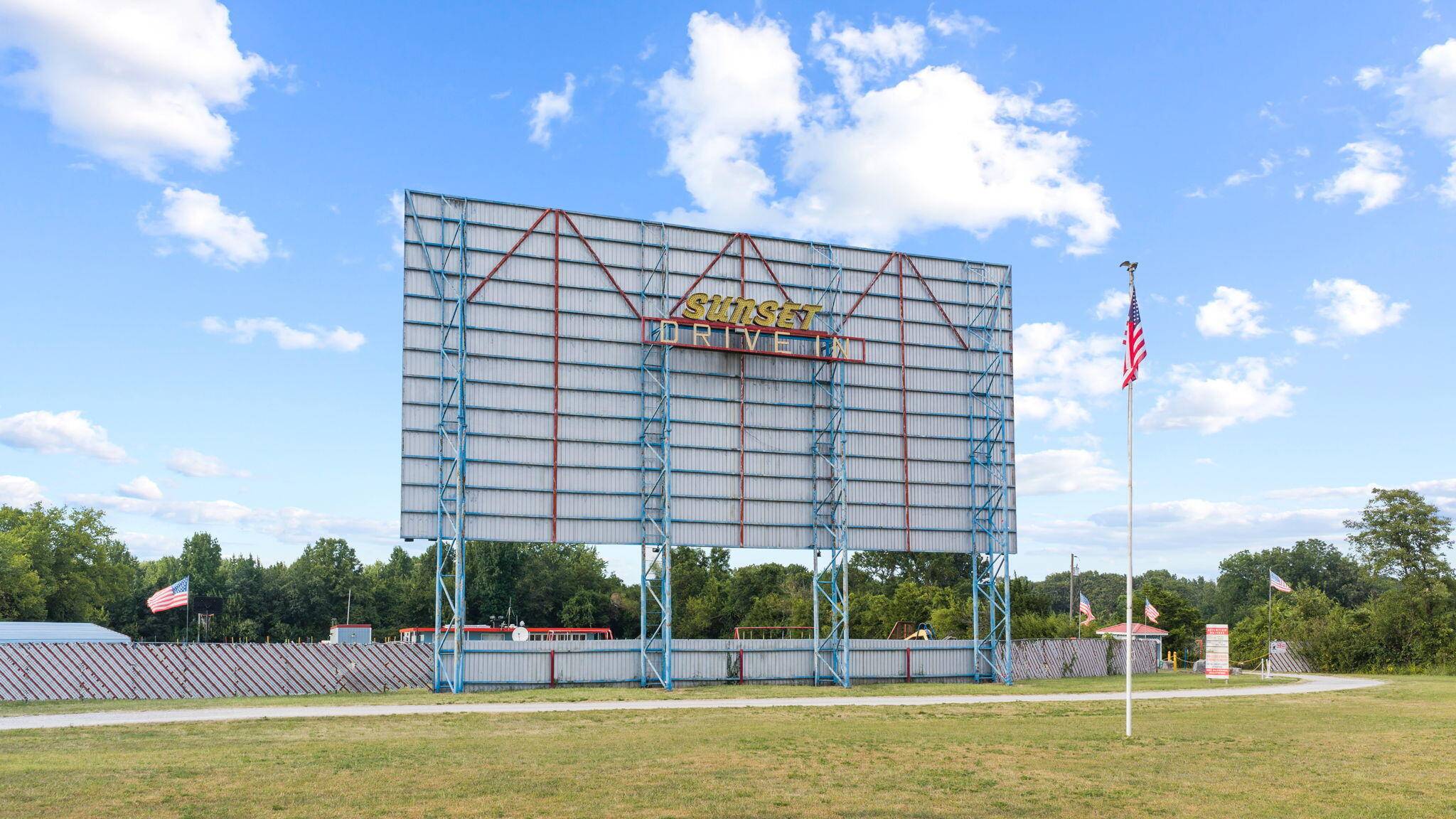 1601 E Church ST, Aurora, MO 65605
