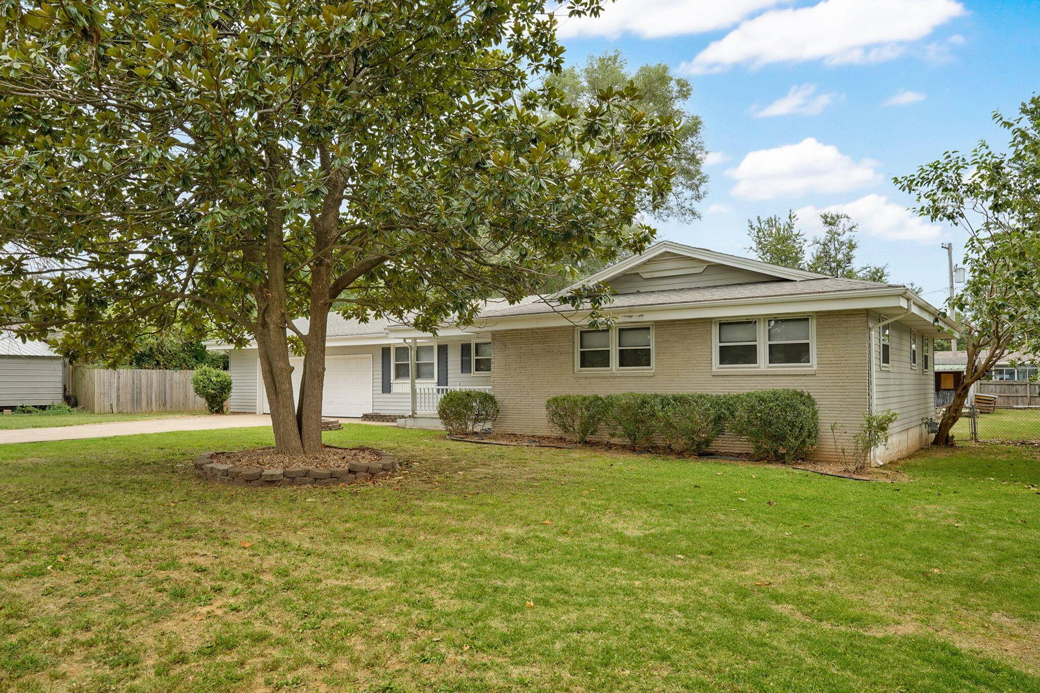 677 W Westview ST, Springfield, MO 65807
