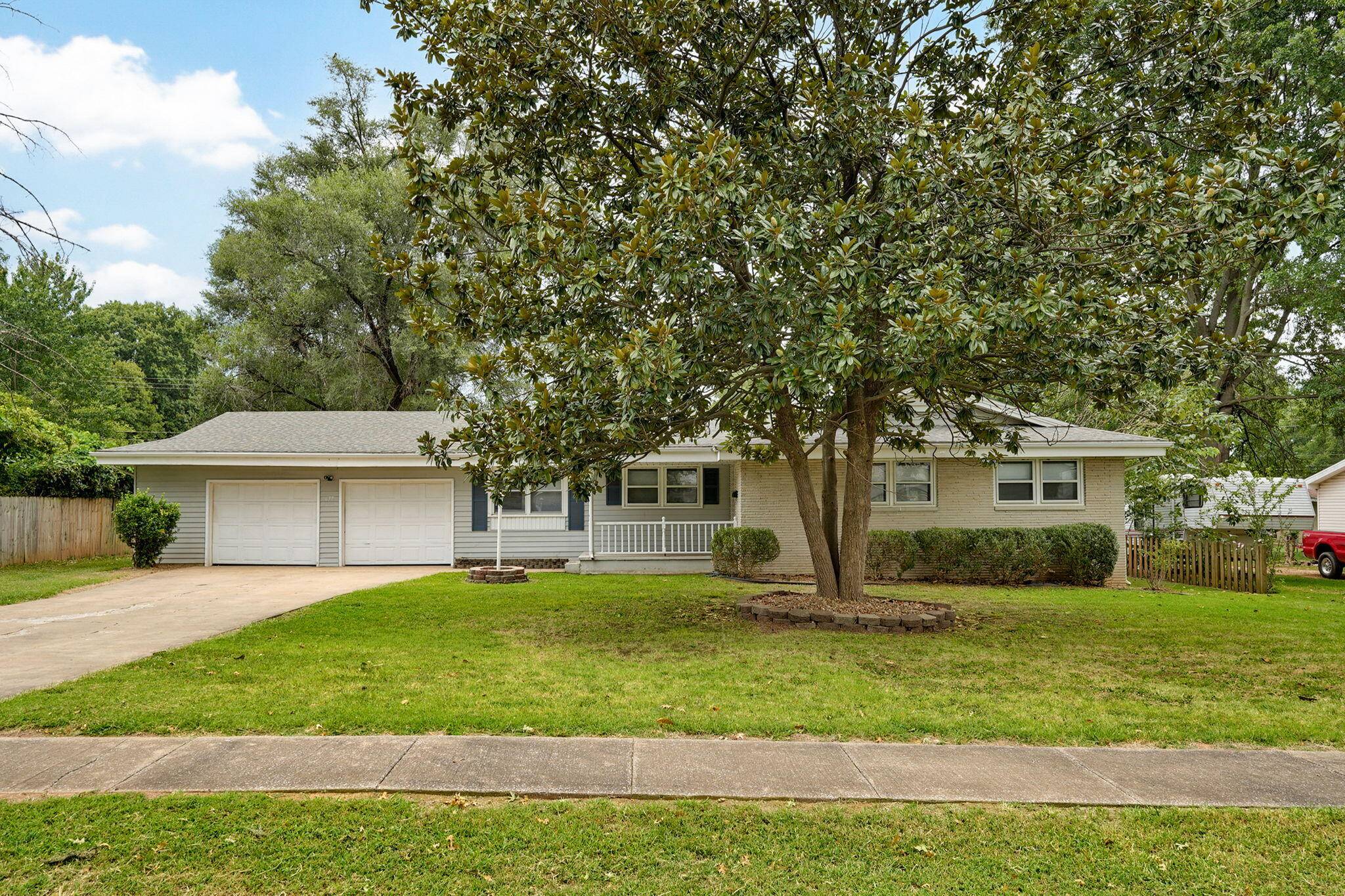677 W Westview ST, Springfield, MO 65807