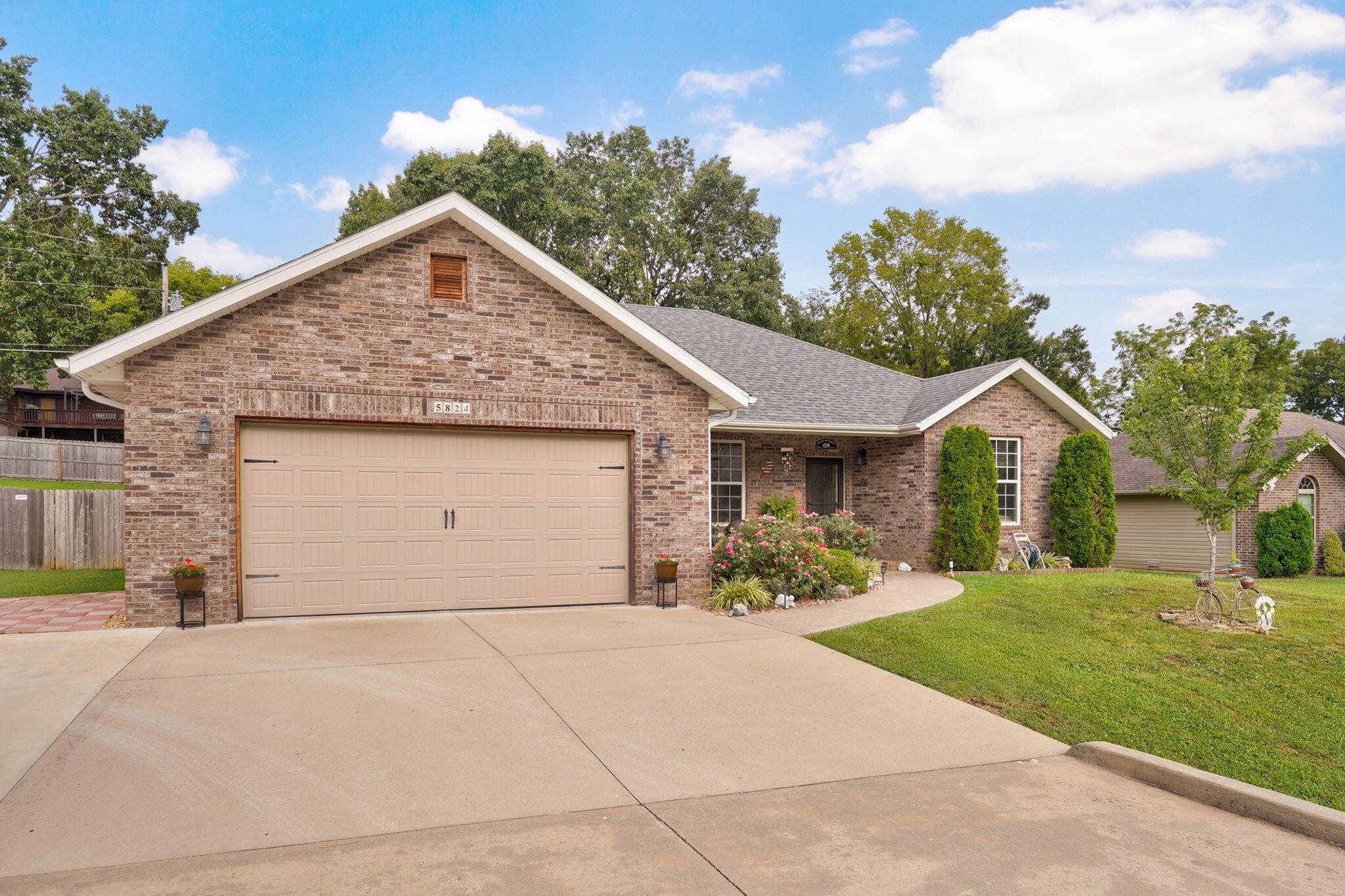 5824 S Geranium LN, Battlefield, MO 65619
