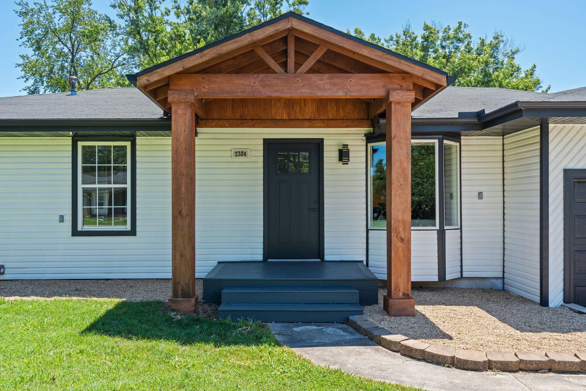 2324 E Huntington ST, Ozark, MO 65721