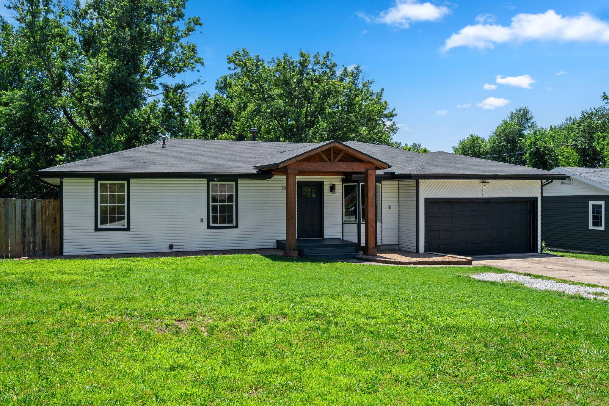 2324 E Huntington ST, Ozark, MO 65721