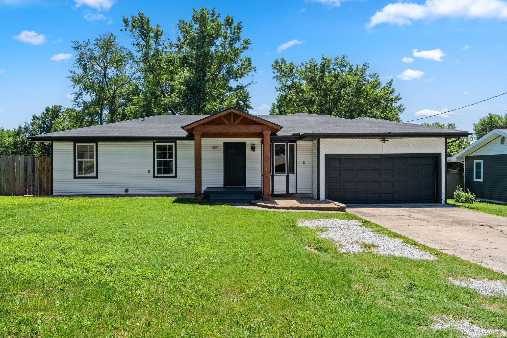 2324 E Huntington ST, Ozark, MO 65721