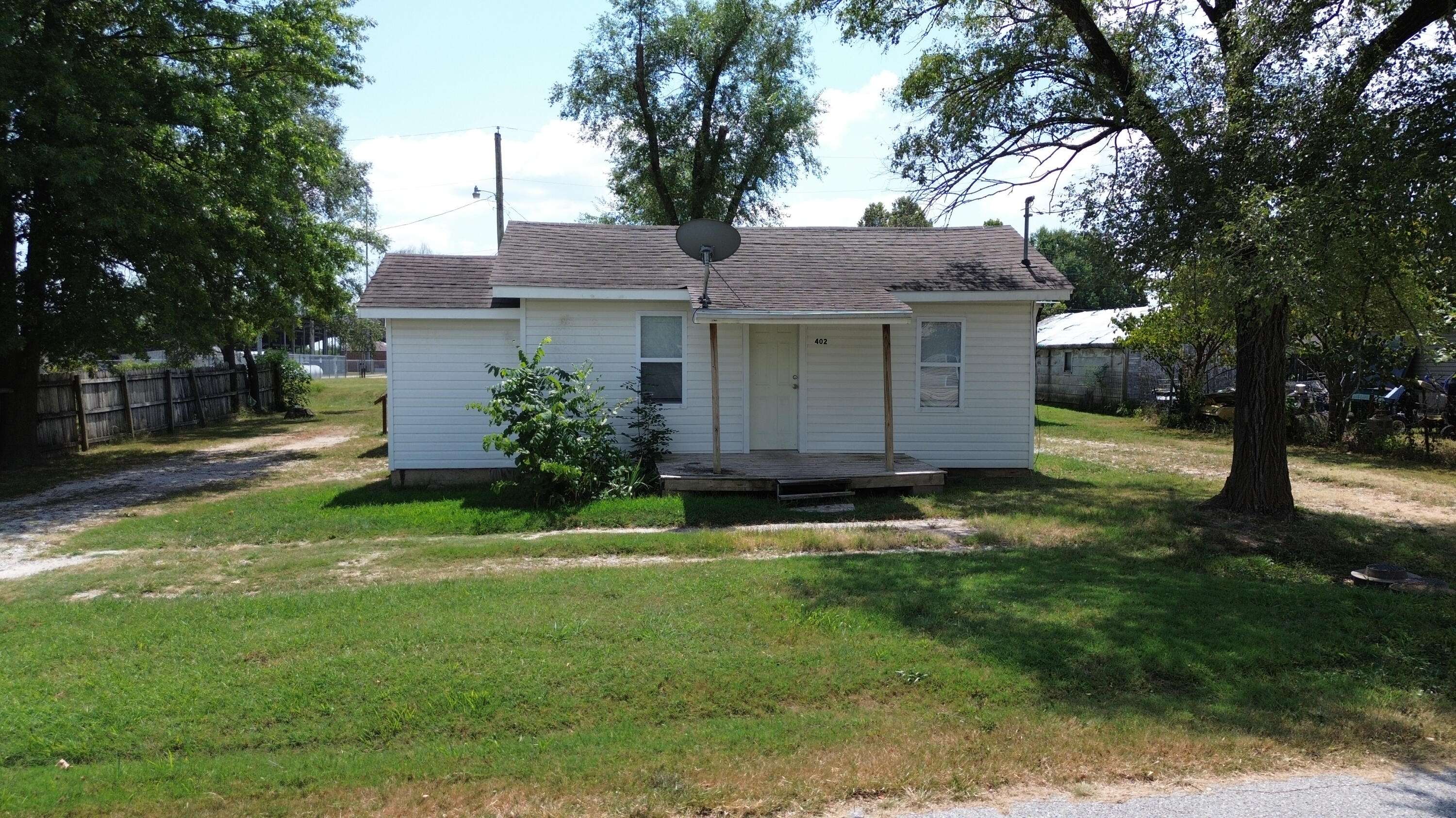 402 W Colgate ST, Bolivar, MO 65613