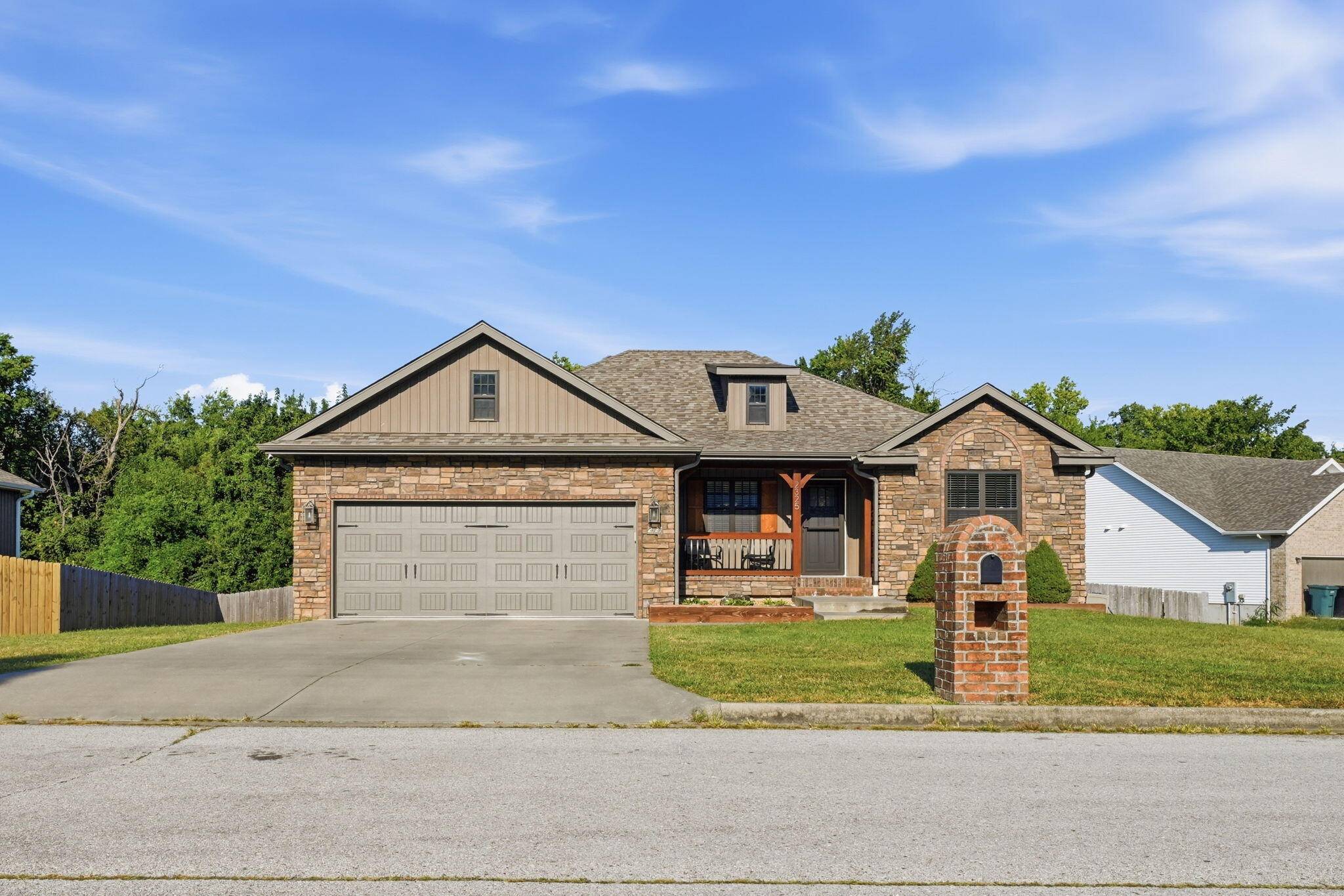 2325 S Mesa DR, Bolivar, MO 65613