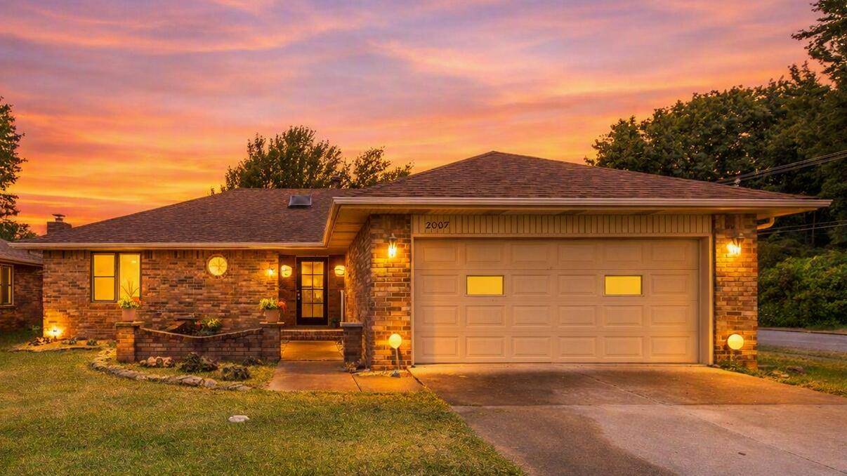 2007 S Lancaster AVE, Springfield, MO 65807