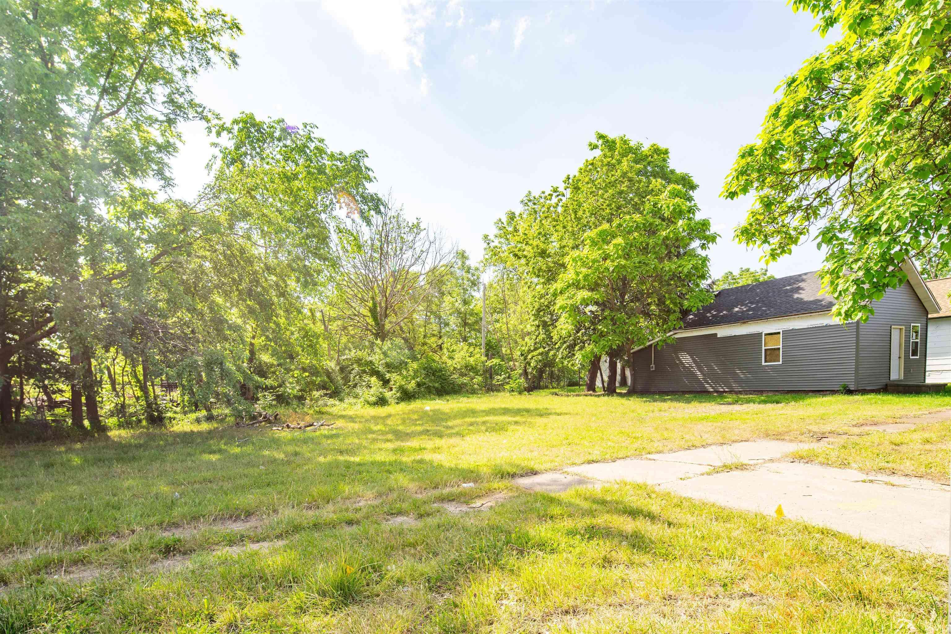 225 College ST, South Bend, IN 46628-2114
