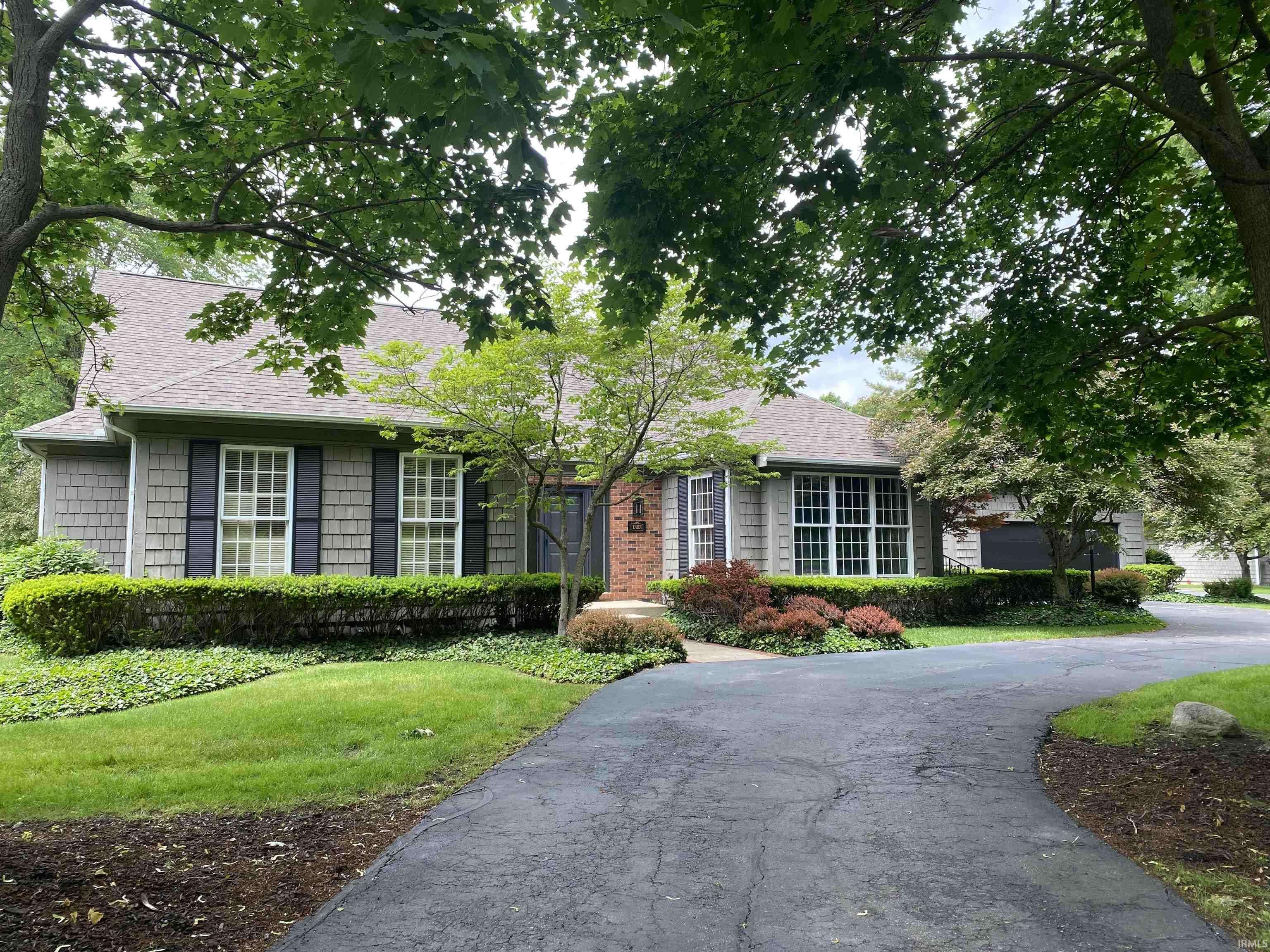 1303 E Erskine Manor HL, South Bend, IN 46614-2186