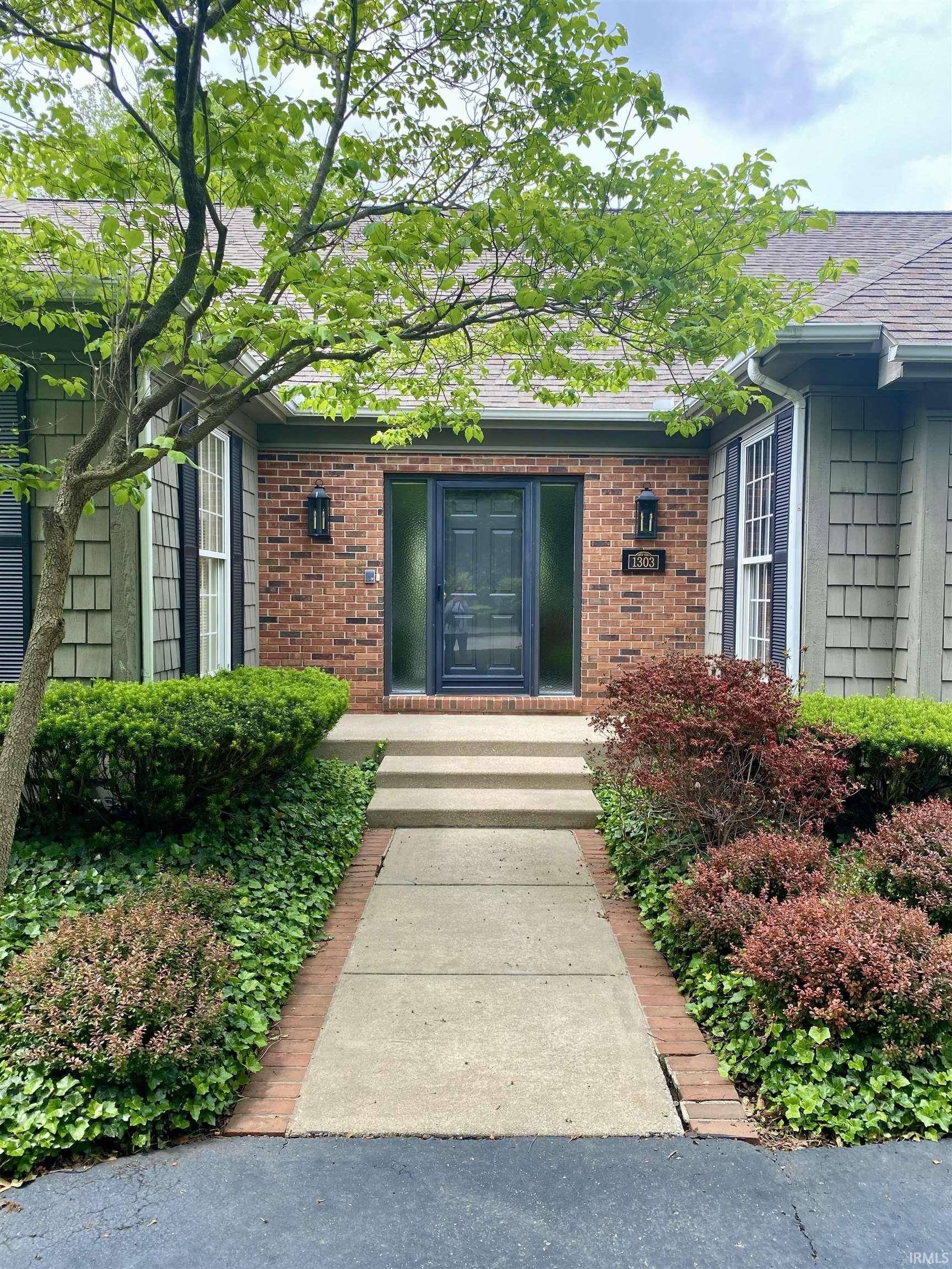 1303 E Erskine Manor HL, South Bend, IN 46614-2186