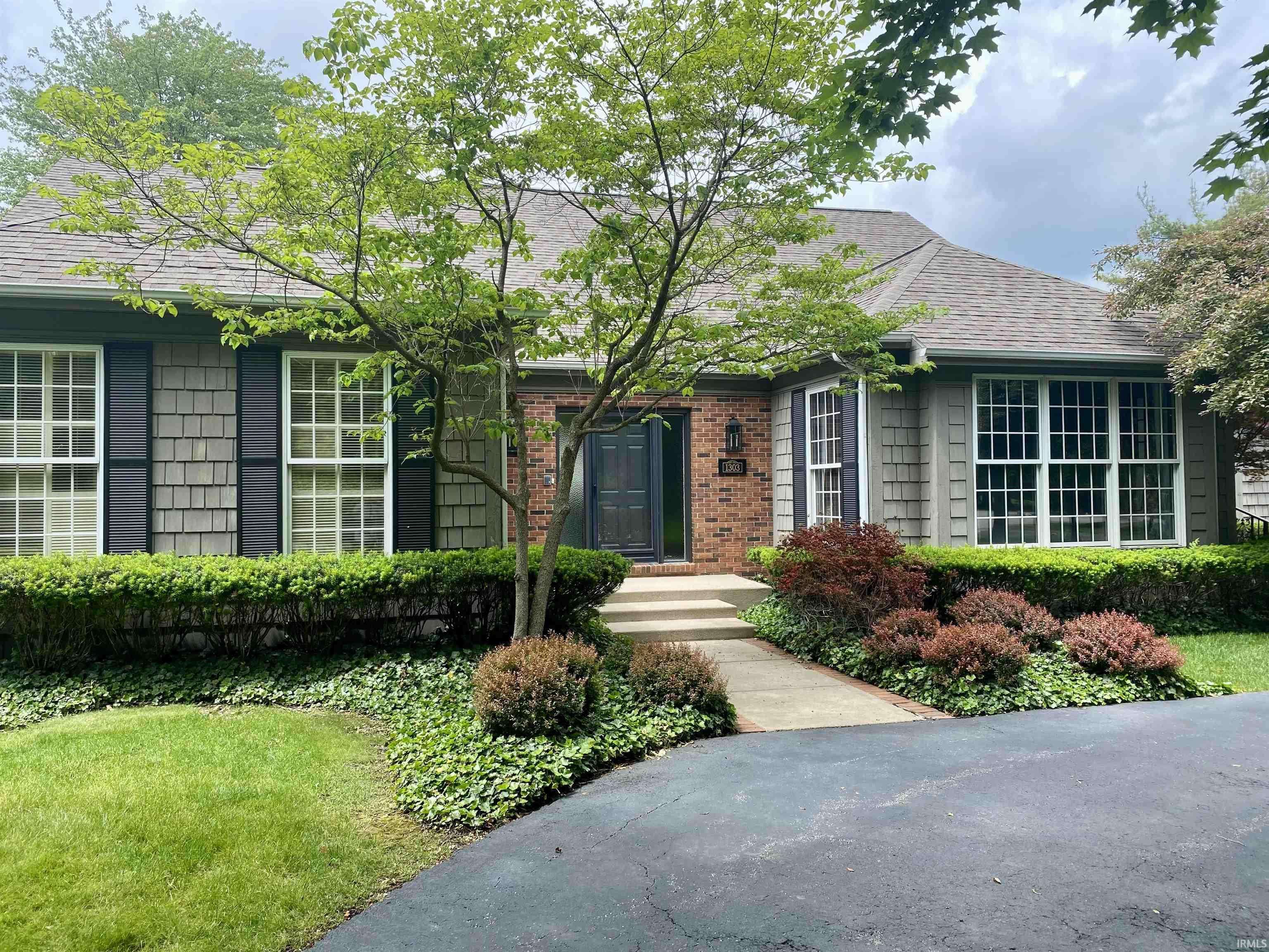 1303 E Erskine Manor HL, South Bend, IN 46614-2186
