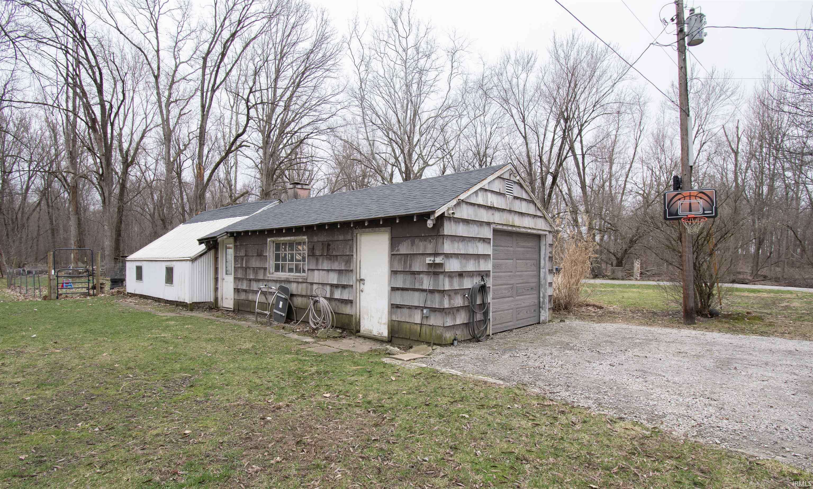 2008 E Riverside DR, Warsaw, IN 46582-7962