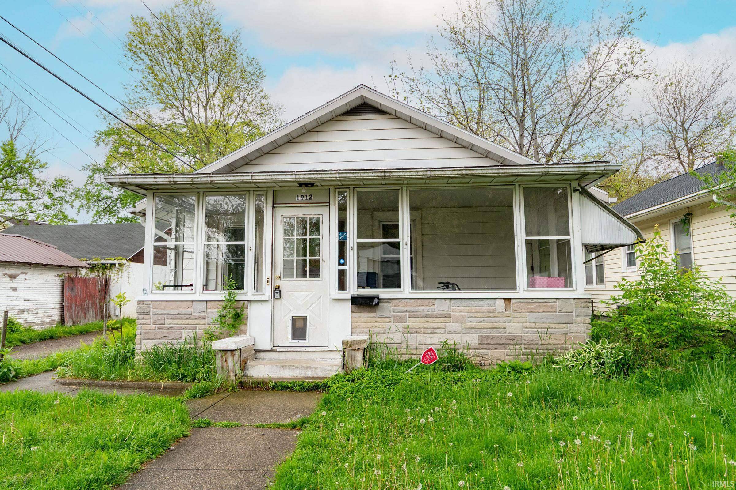 1912 Kendall ST, South Bend, IN 46613-1922