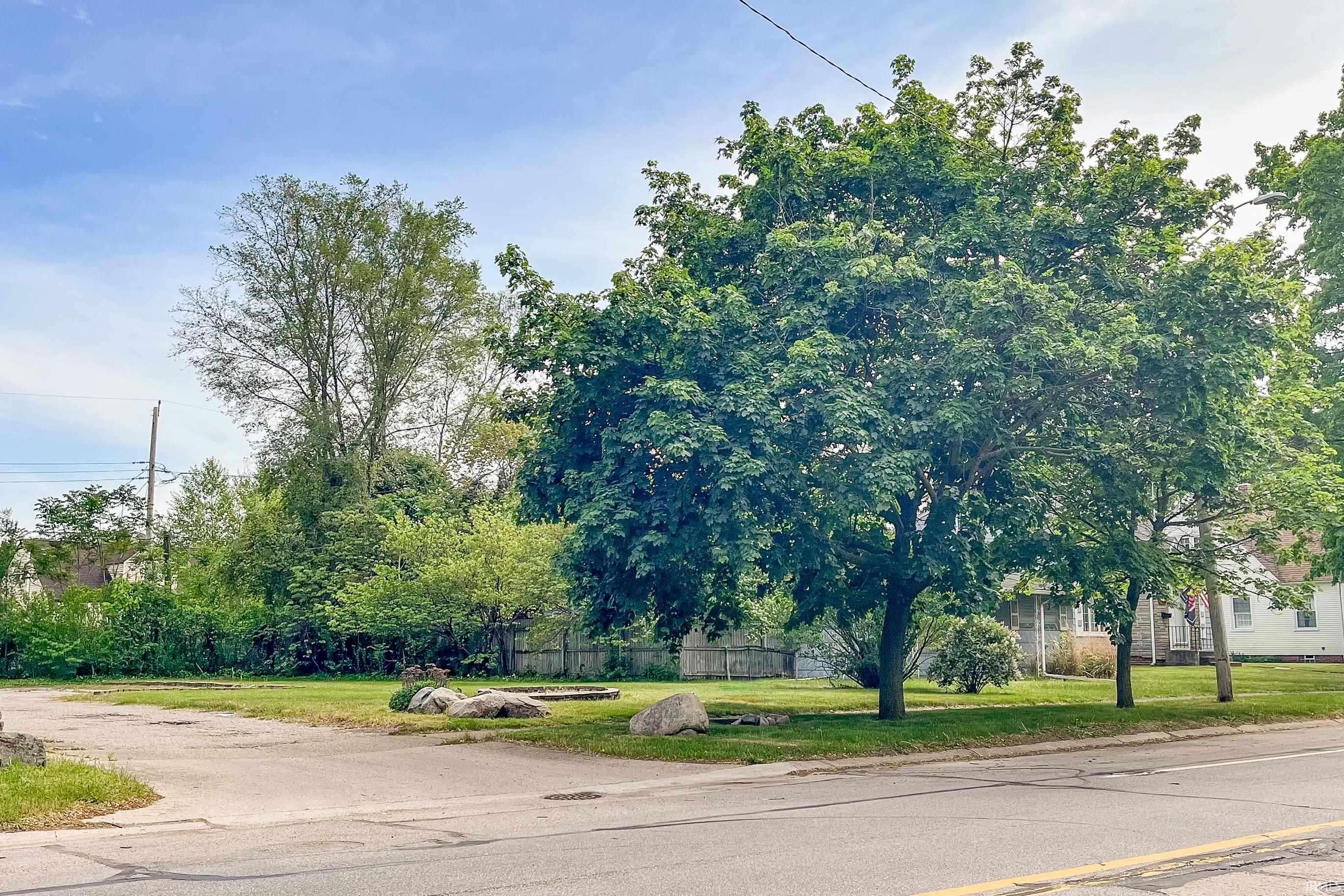 602 W Angela BLVD, South Bend, IN 46617-1006