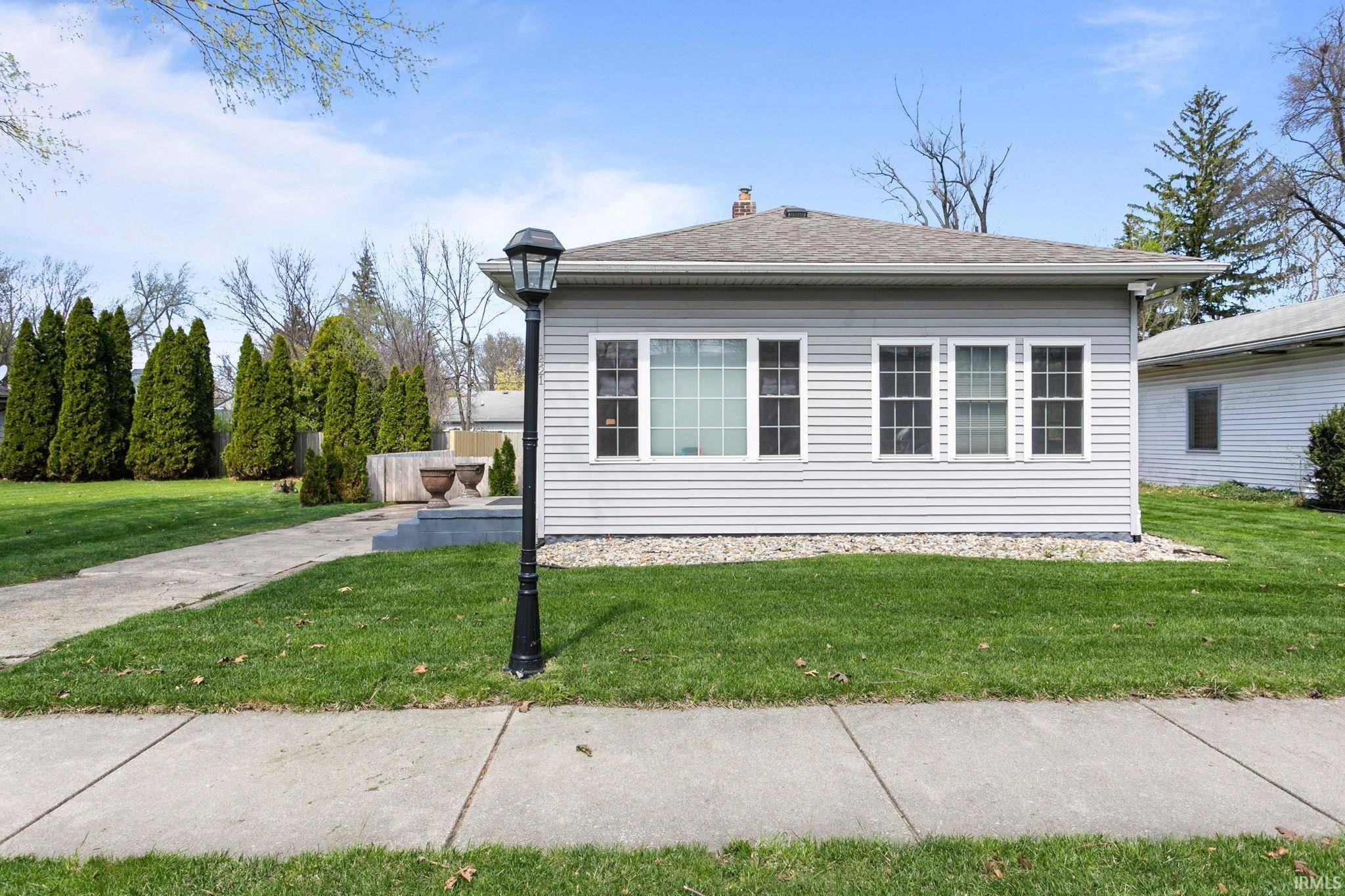 1421 Chalfant ST, South Bend, IN 46617-2136