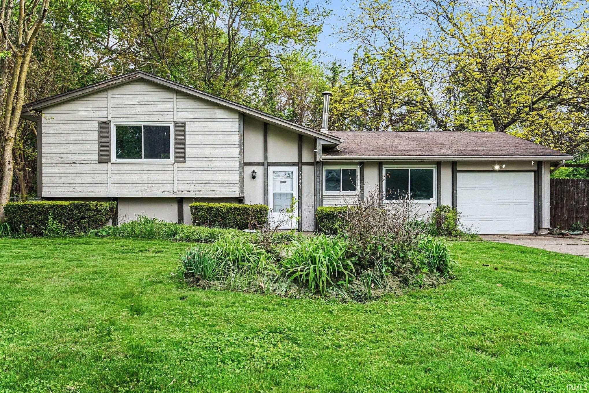 24403 Rolling Oaks DR, South Bend, IN 46628