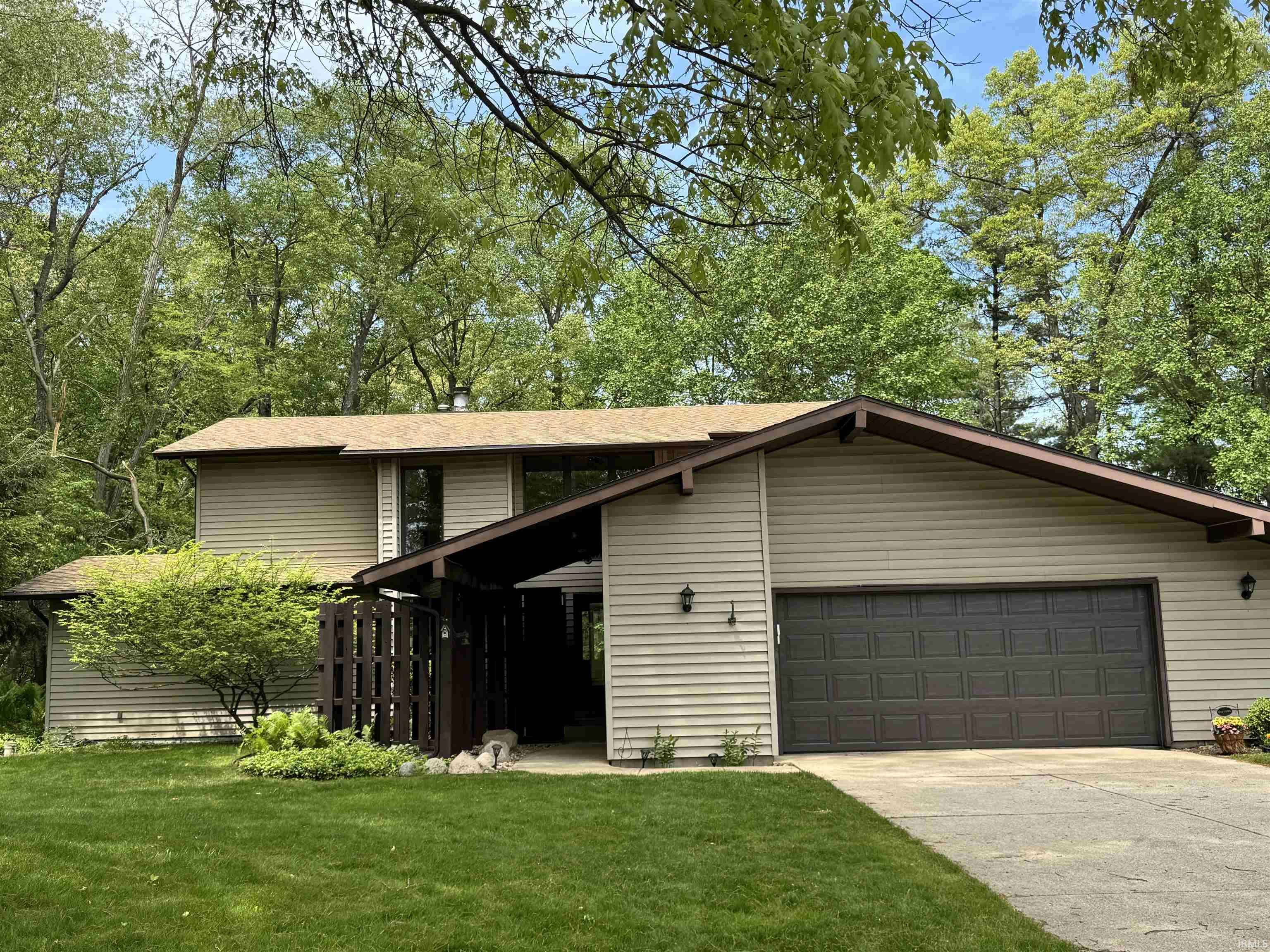 21465 Old Walnut CT, South Bend, IN 46628-9623