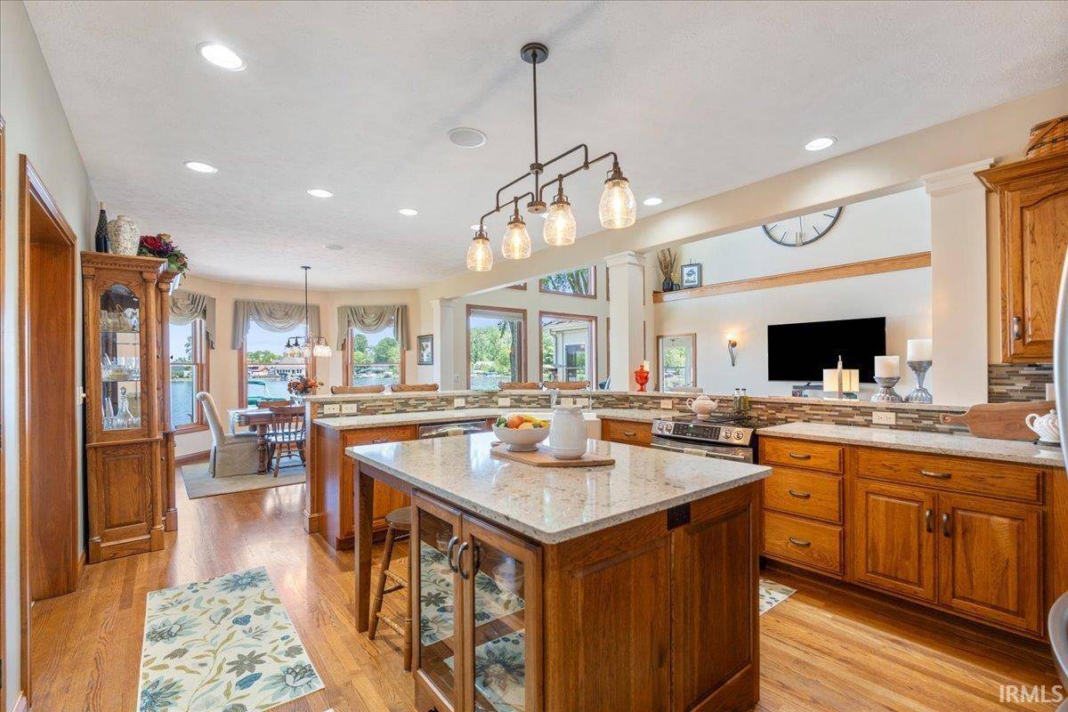 1123 Lakeshore DR, Warsaw, IN 46580