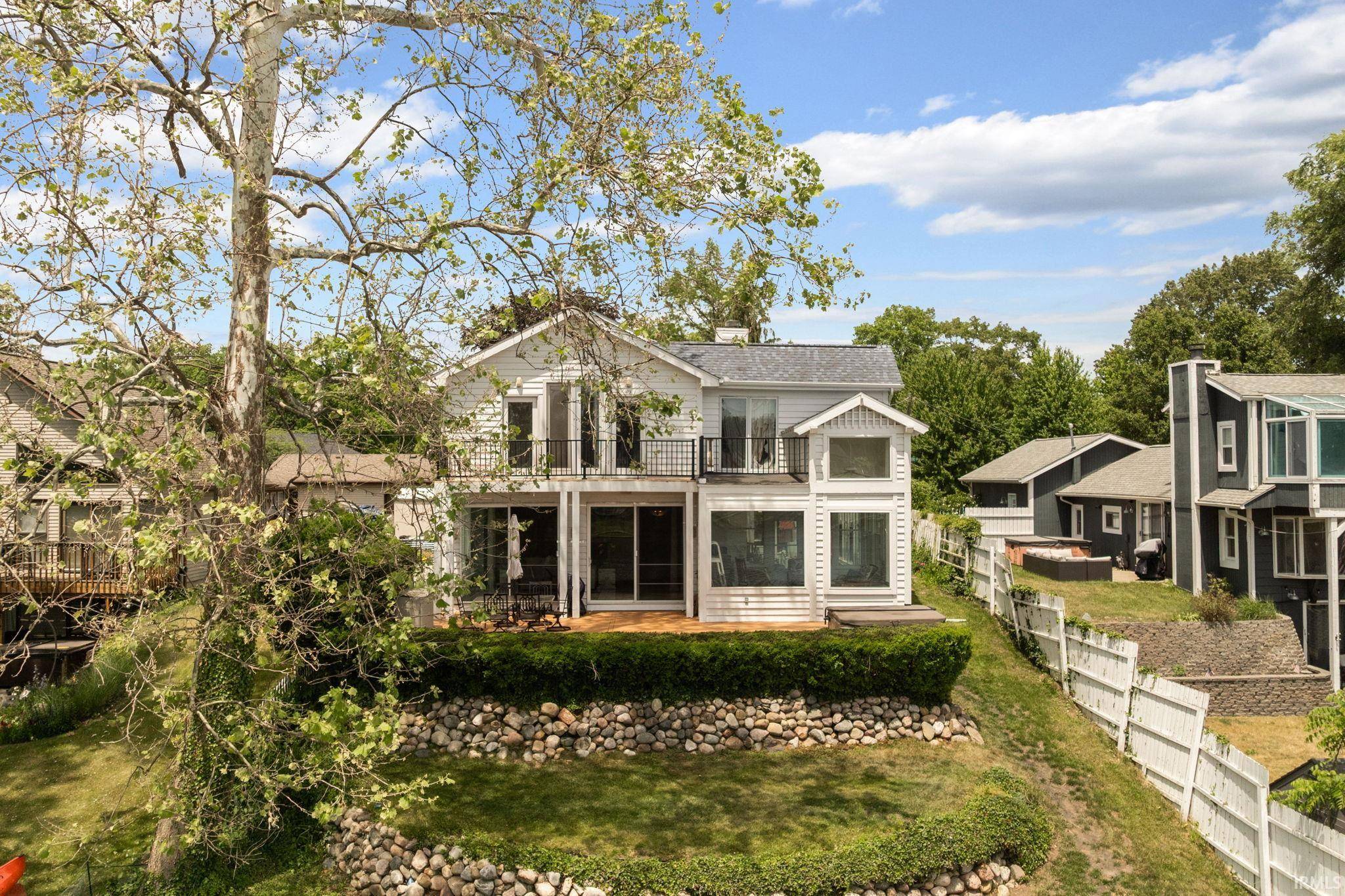 11114 Lakeshore DR, Osceola, IN 46561-9542