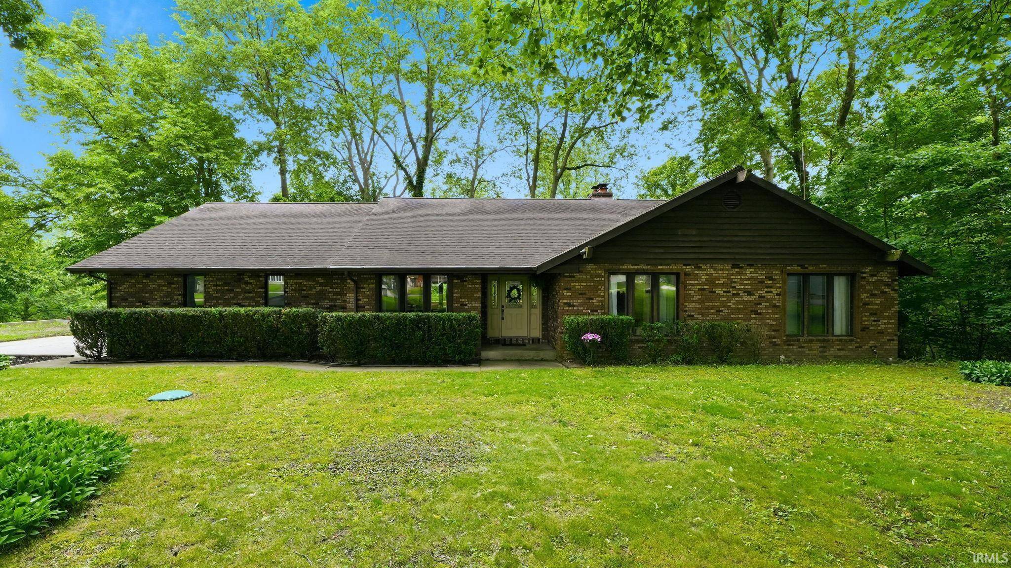 1896 S Lynnwood DR, Warsaw, IN 46580-7556