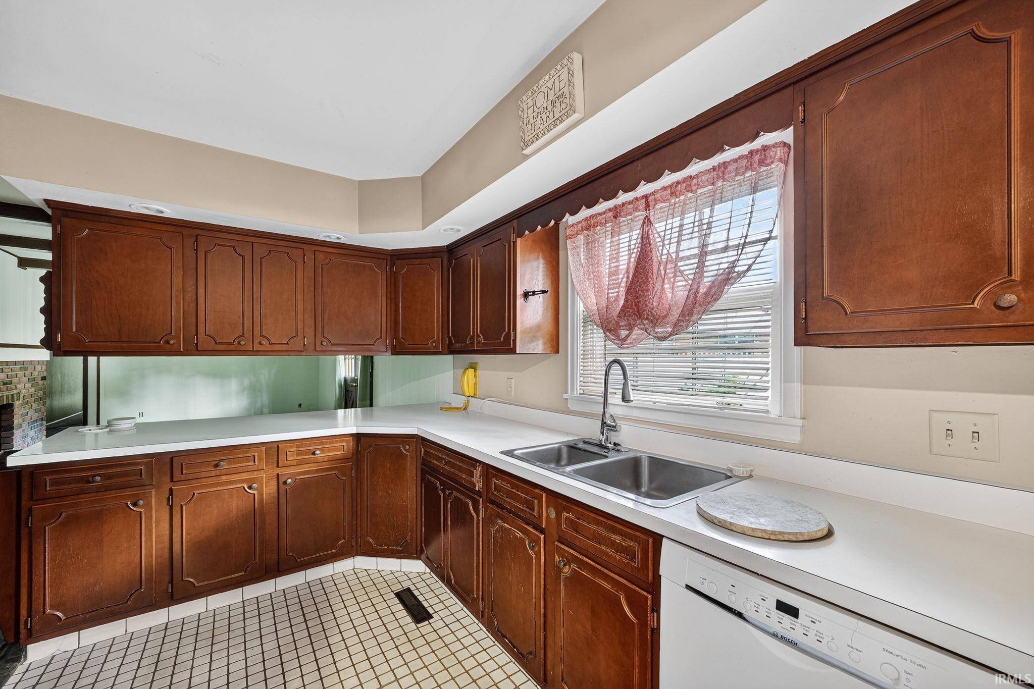 1915 Churchill DR, South Bend, IN 46617-2212