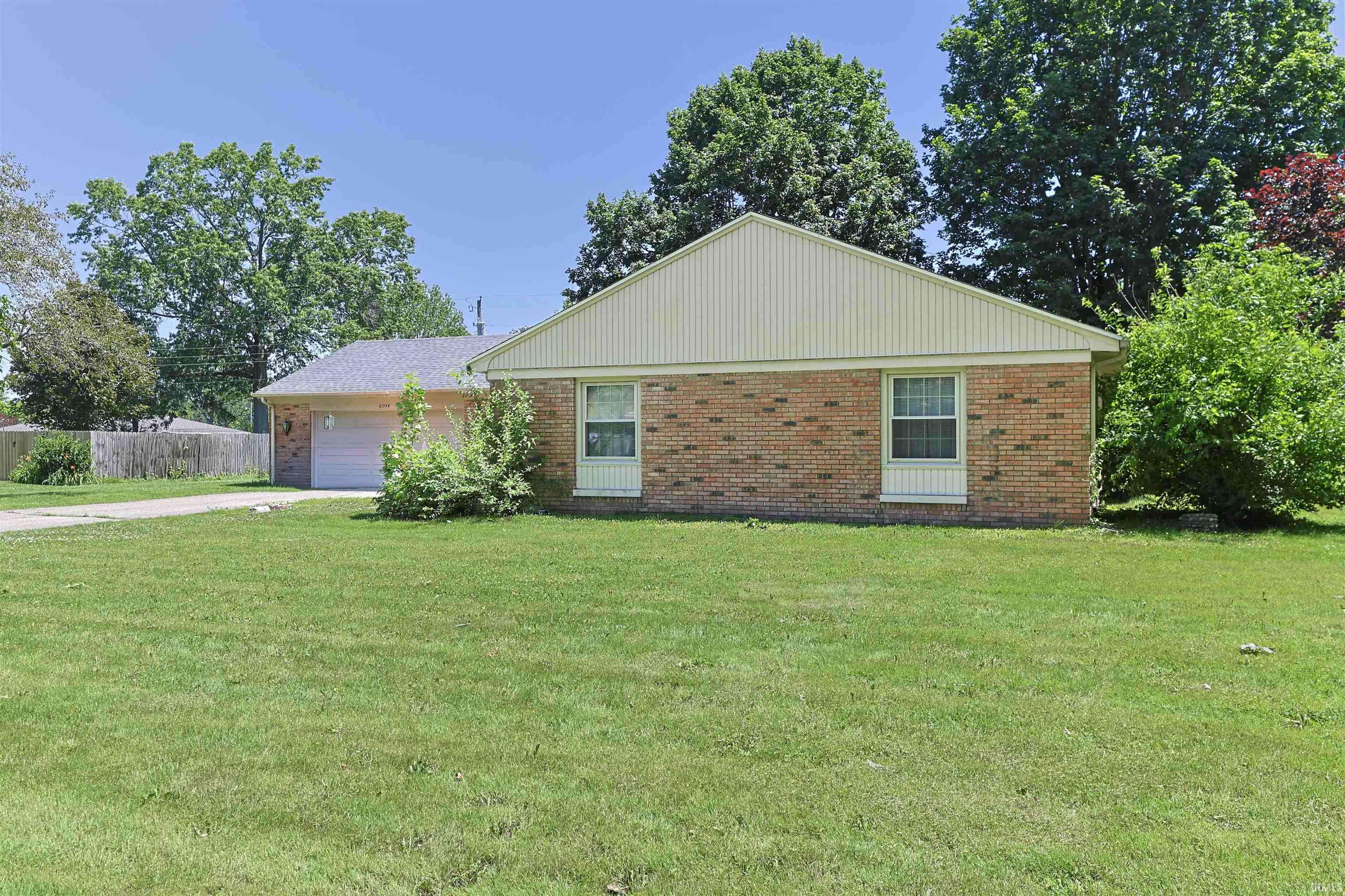 61594 Elderberry LN, South Bend, IN 46614-5810