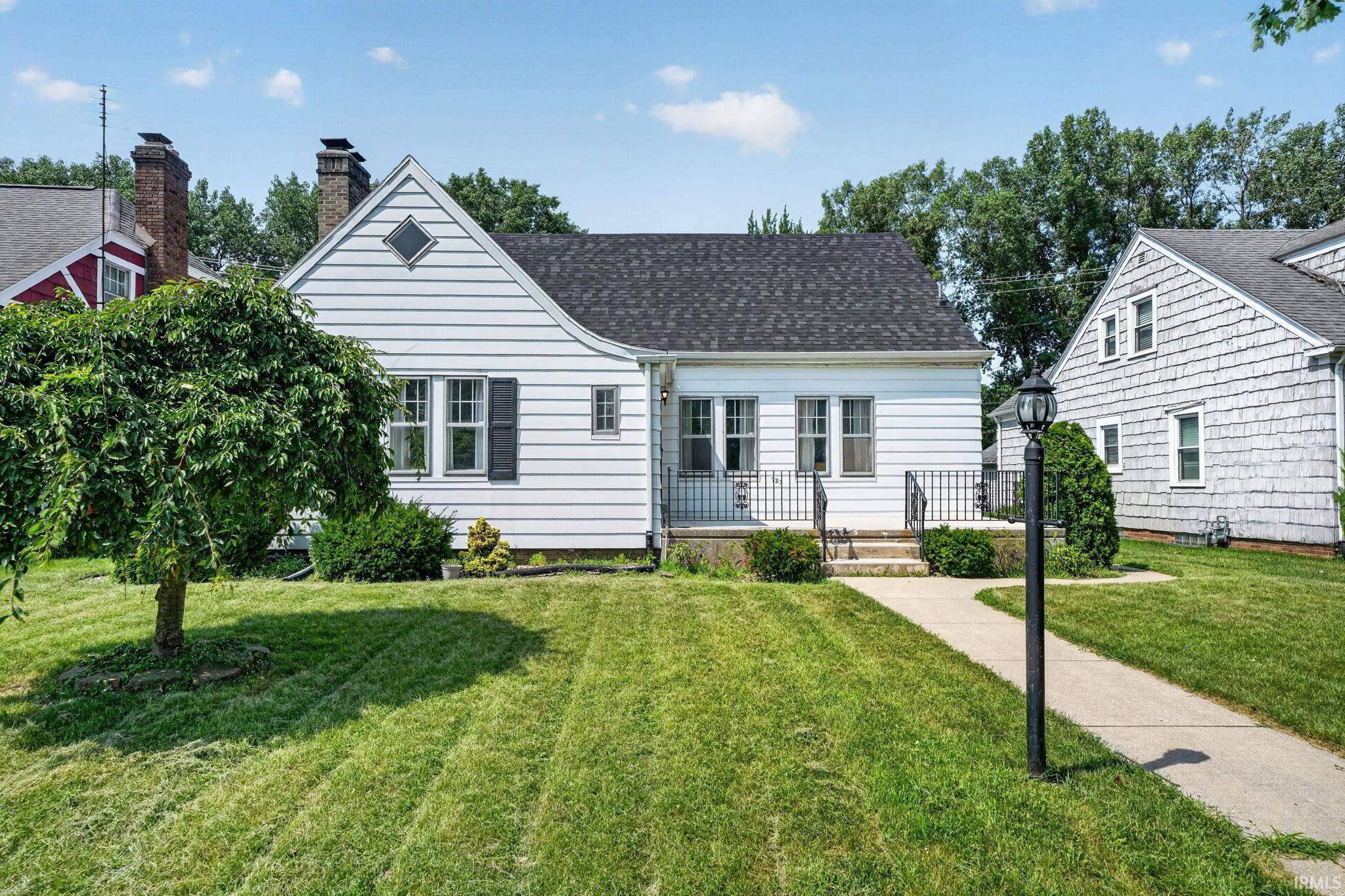 723 W Angela BLVD, South Bend, IN 46617