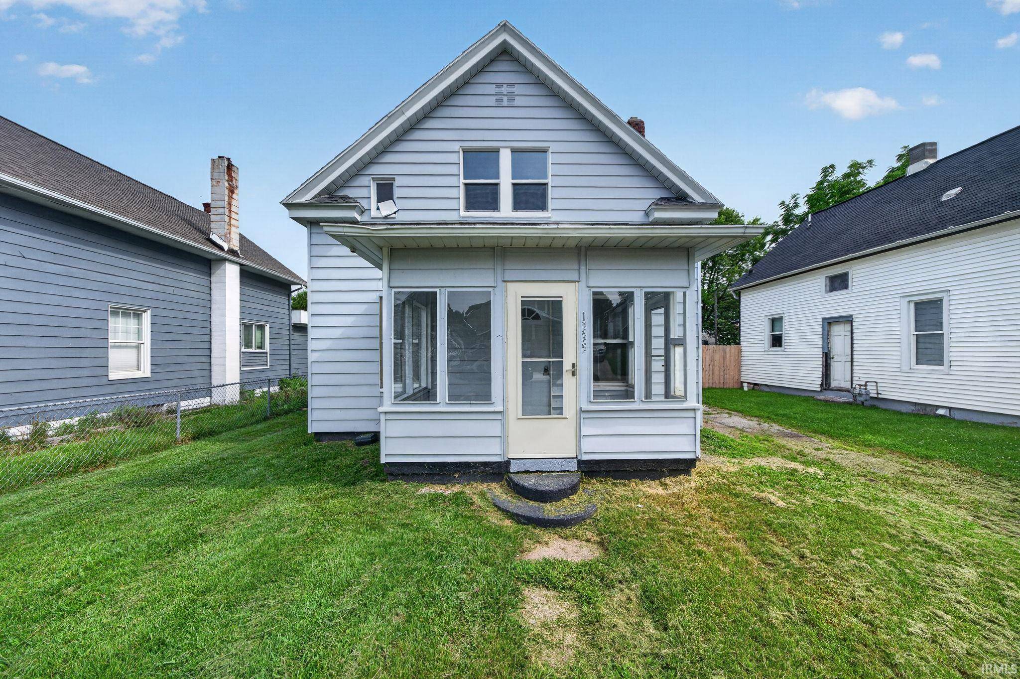 1335 E Dayton ST, South Bend, IN 46613-3235