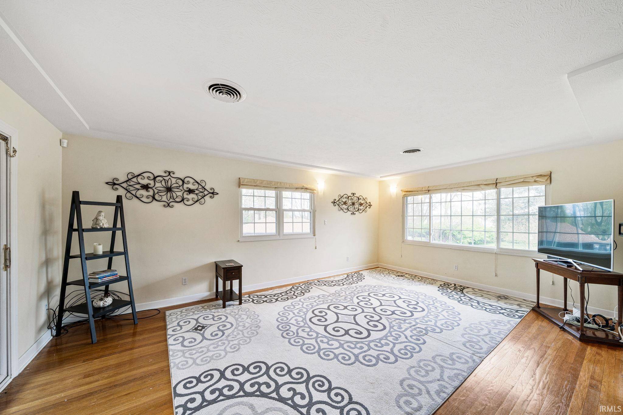 1517 Rosemary LN, South Bend, IN 46637-5621