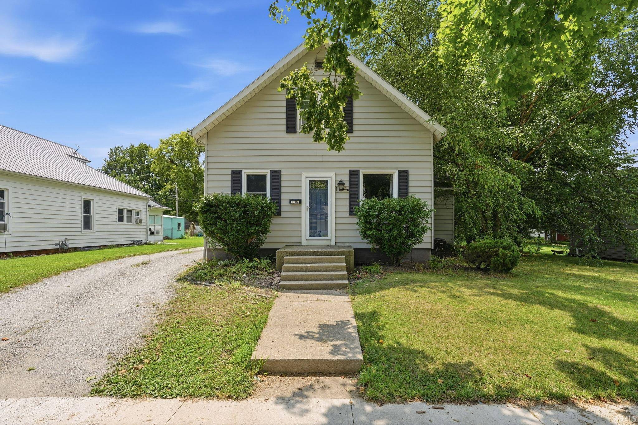 1104 E Ft Wayne ST, Warsaw, IN 46580
