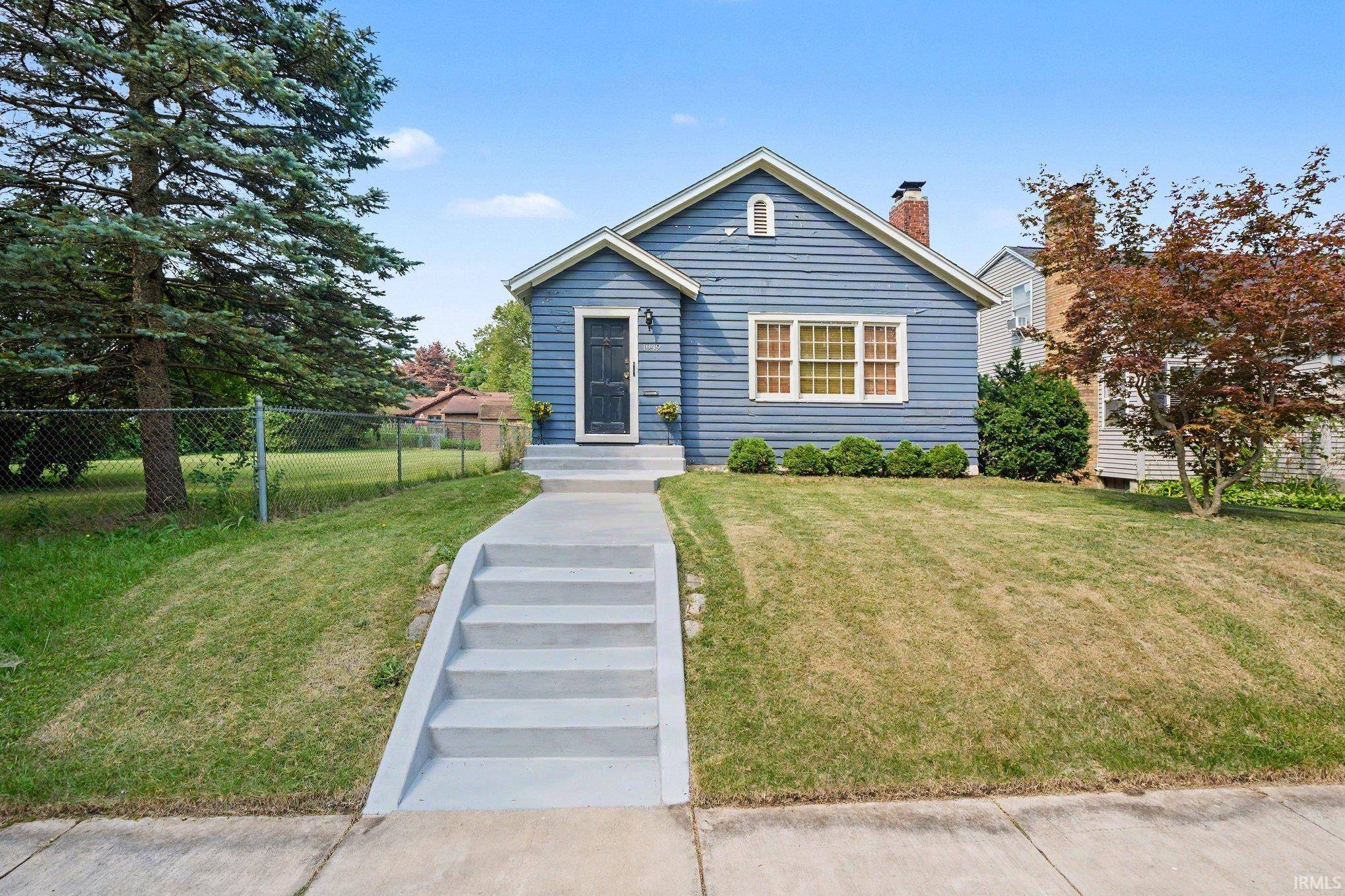 1949 Beverly PL, South Bend, IN 46616-2011