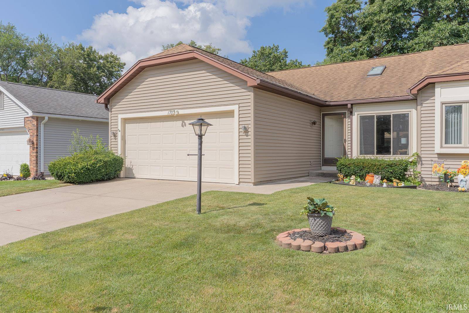 1707 Lowell Wood ST, Mishawaka, IN 46545-8102