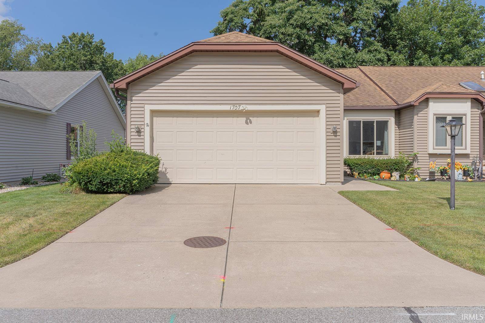 1707 Lowell Wood ST, Mishawaka, IN 46545-8102