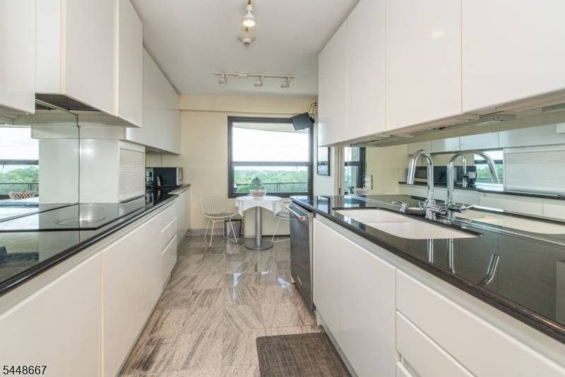 2 Claridge Dr 8HW #8HW, Verona Twp., NJ 07044