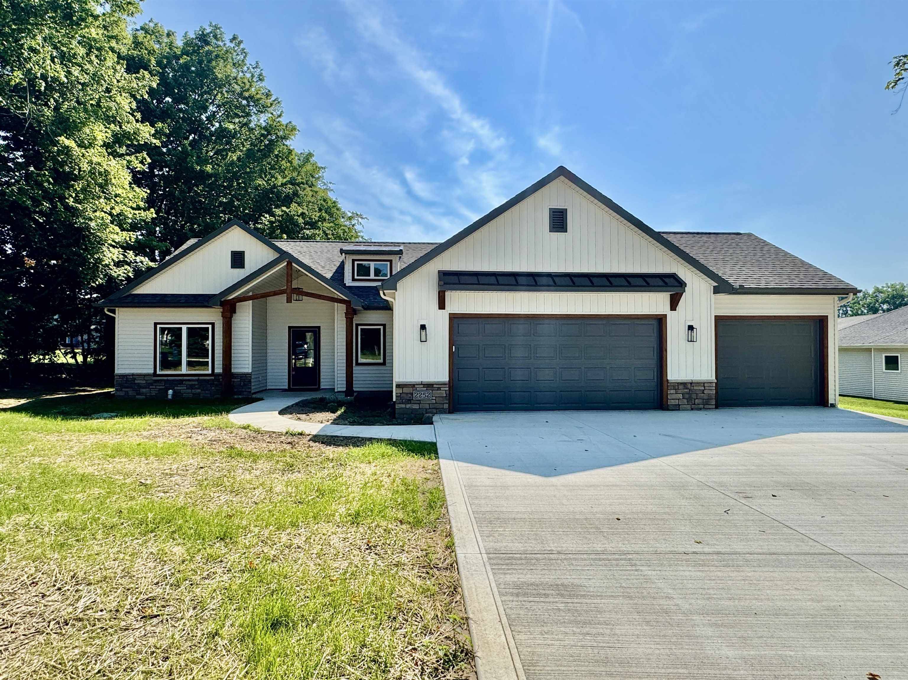 2252 Highlander DR, Warsaw, IN 46580