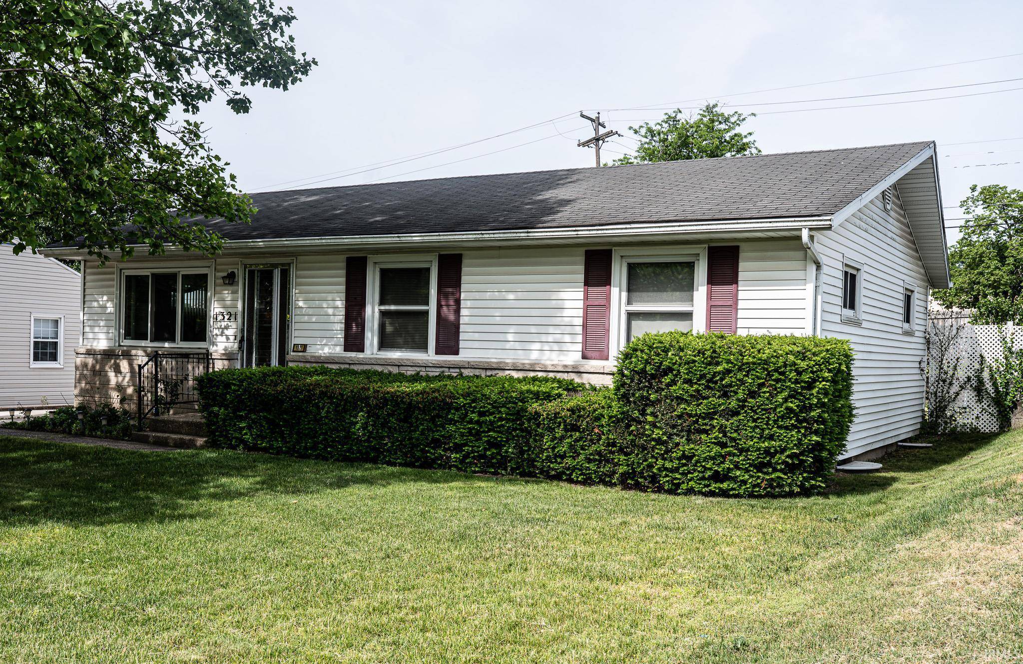 1321 Canterbury DR, South Bend, IN 46628