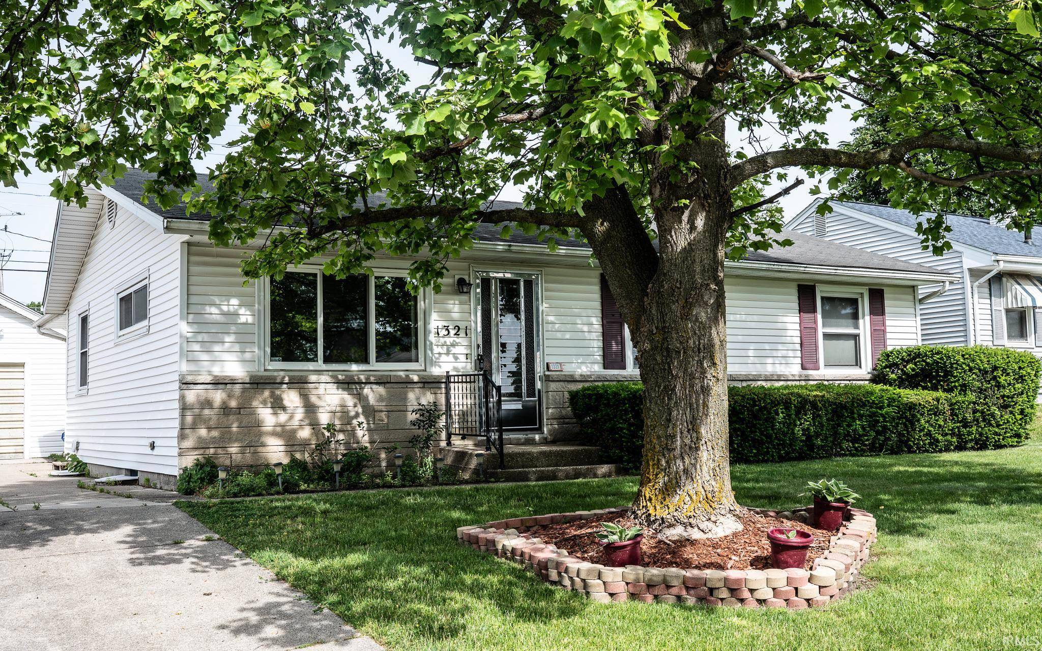 1321 Canterbury DR, South Bend, IN 46628