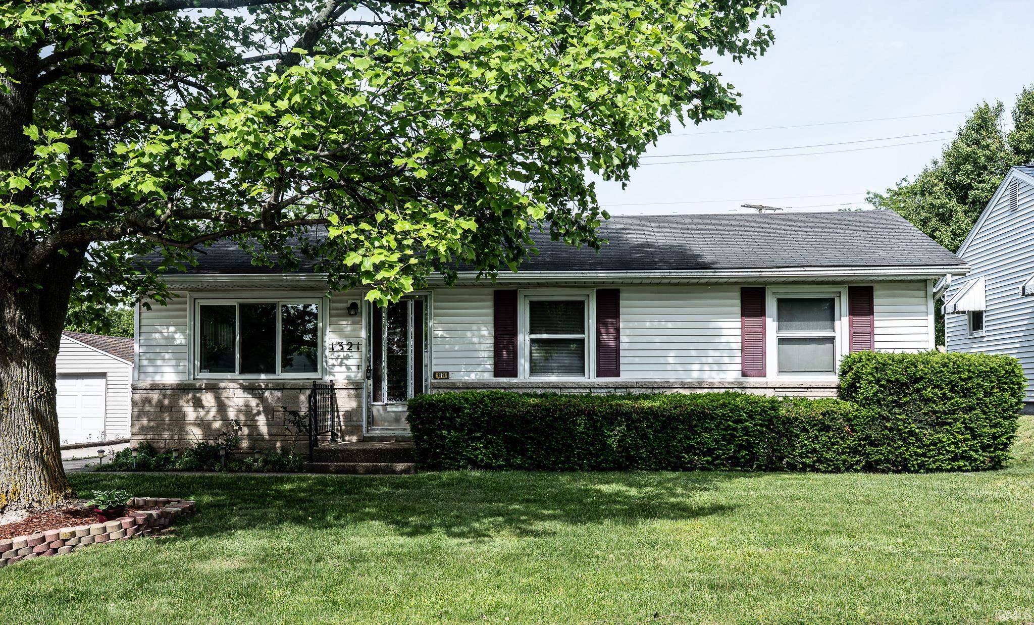 1321 Canterbury DR, South Bend, IN 46628