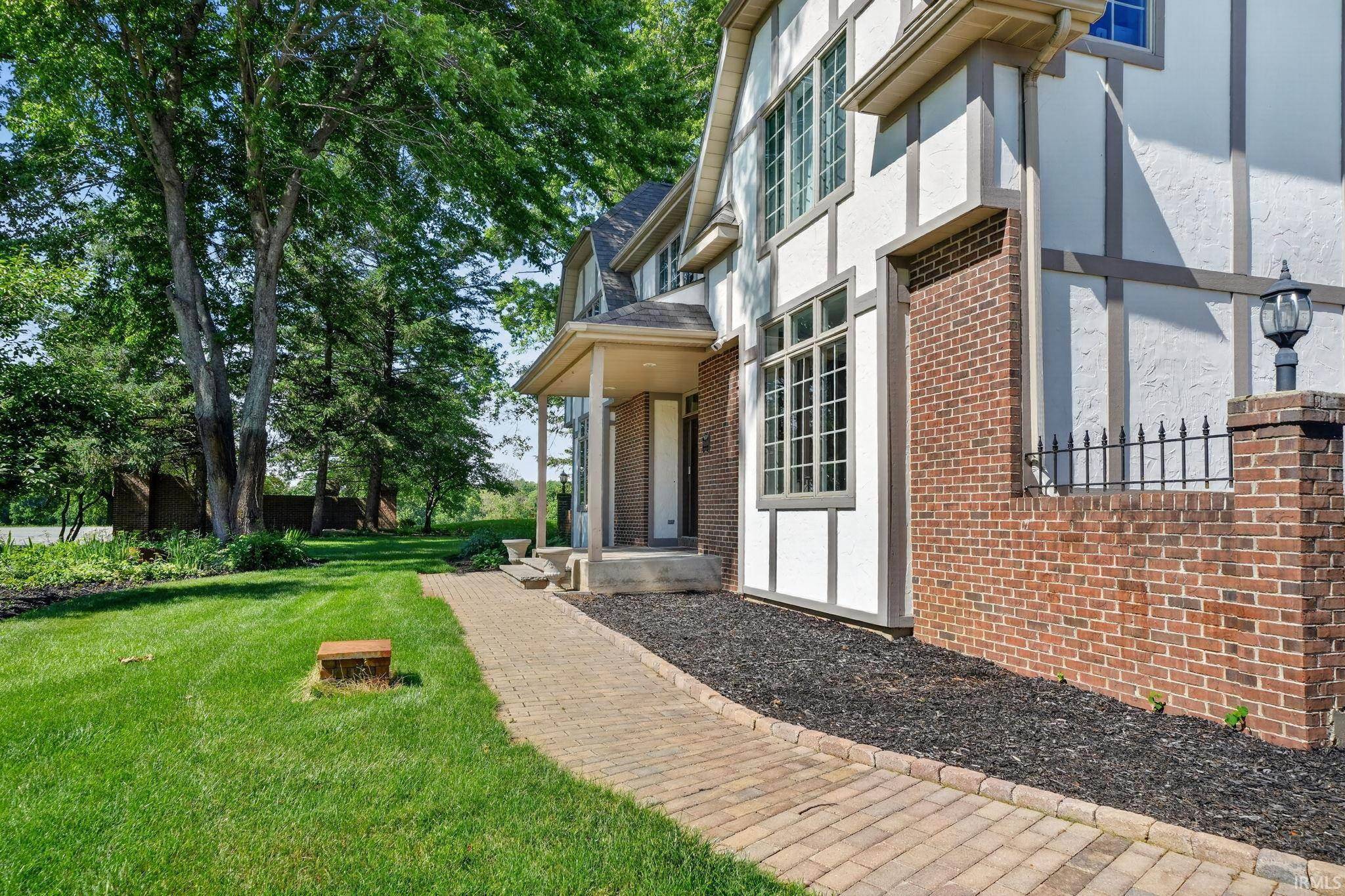 51530 Clubhouse DR, South Bend, IN 46628-9268