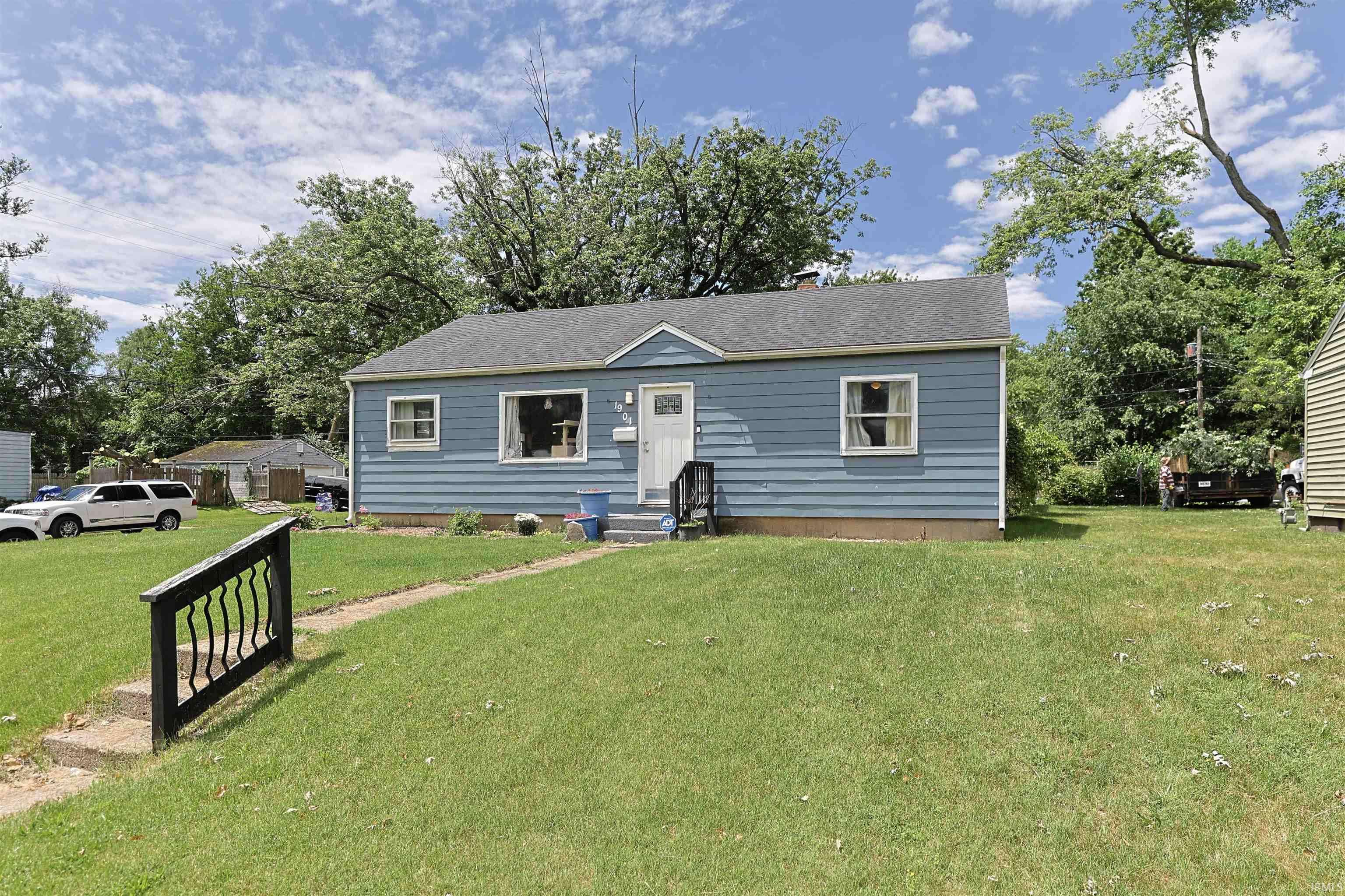 1901 N Brookfield ST, South Bend, IN 46628-3311