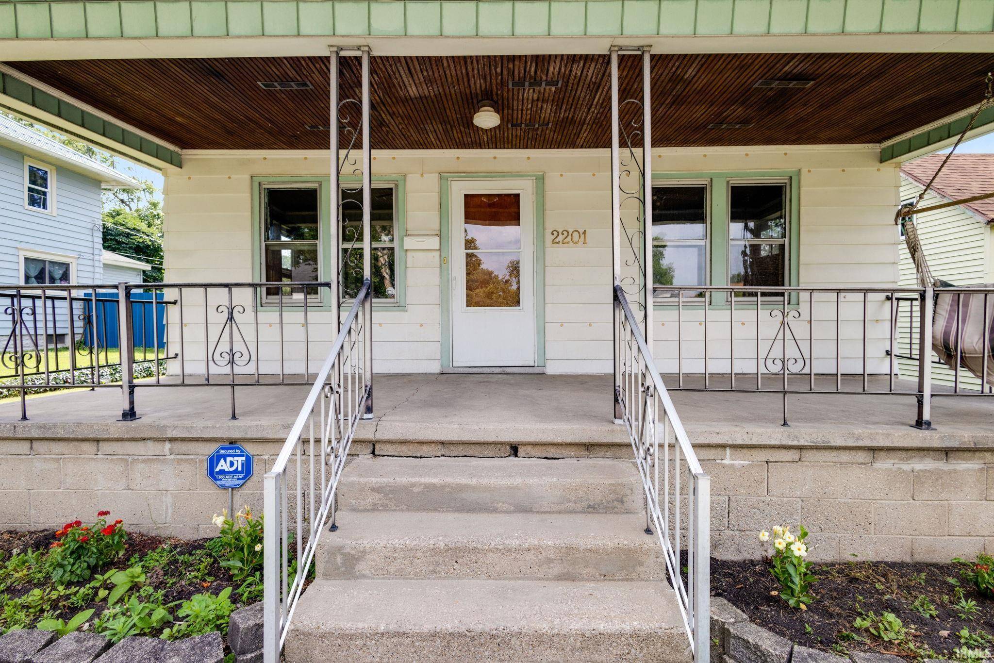 2201 Catalpa ST, South Bend, IN 46613