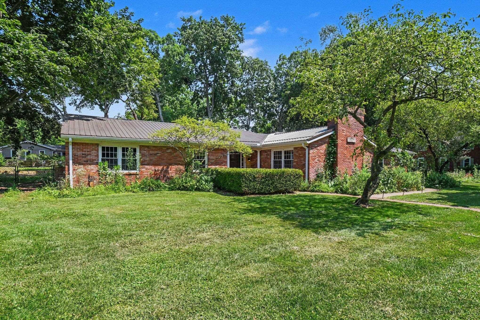 52770 Brooktrails DR, South Bend, IN 46637