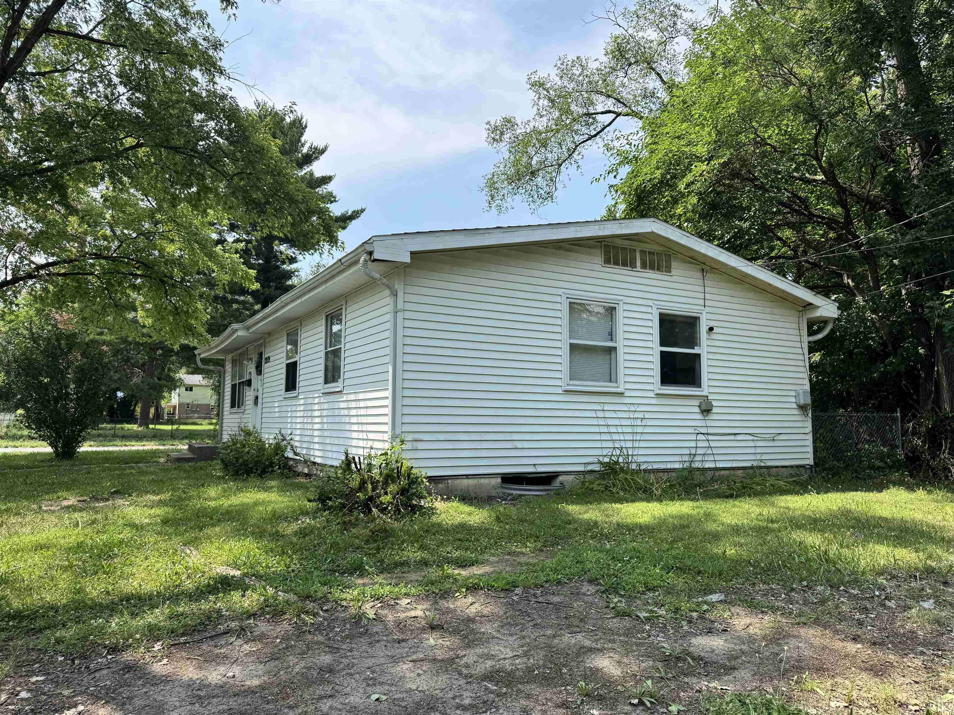 2219 W Bulla ST, South Bend, IN 46628