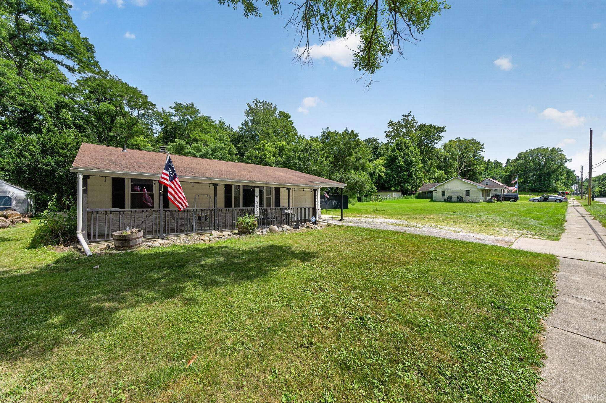 2816 S Locust RD, South Bend, IN 46614-3930