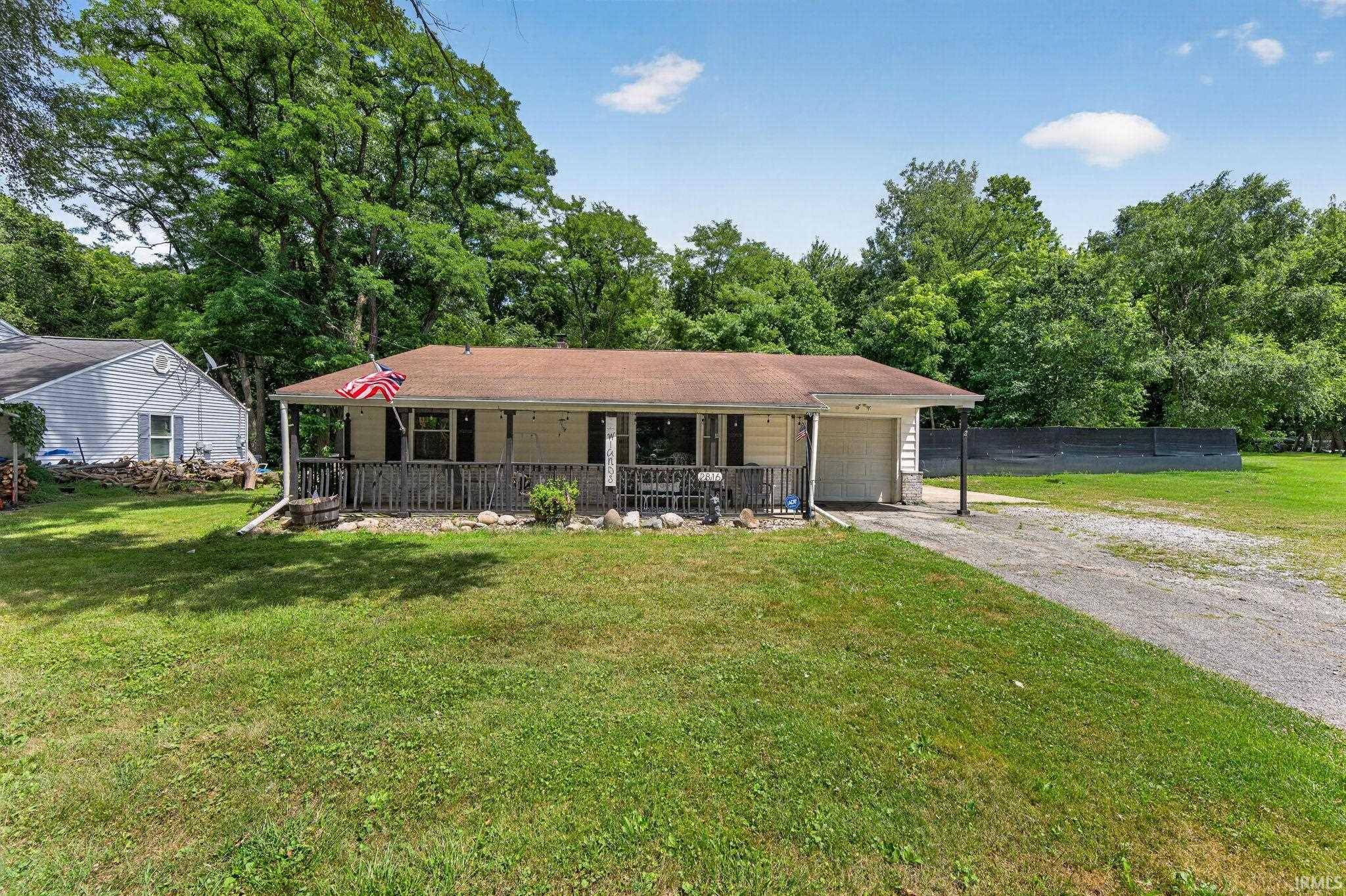 2816 S Locust RD, South Bend, IN 46614-3930