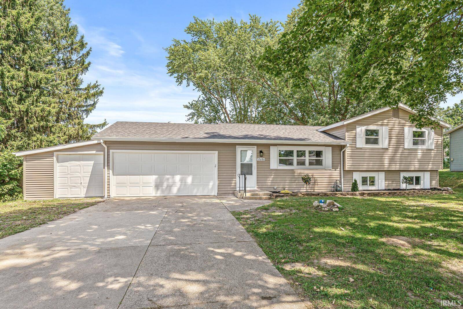 52680 Walsingham LN, South Bend, IN 46637
