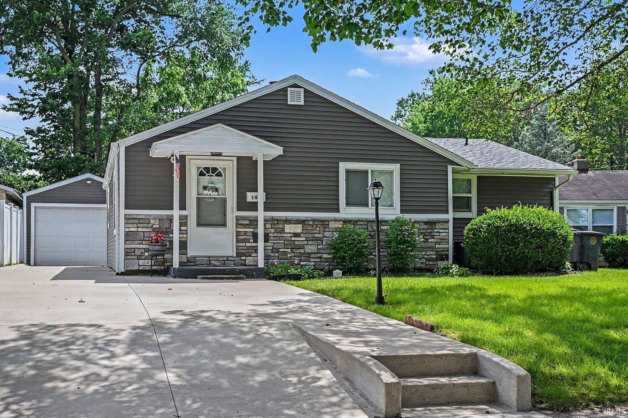 1420 Joyce DR, South Bend, IN 46616-2132