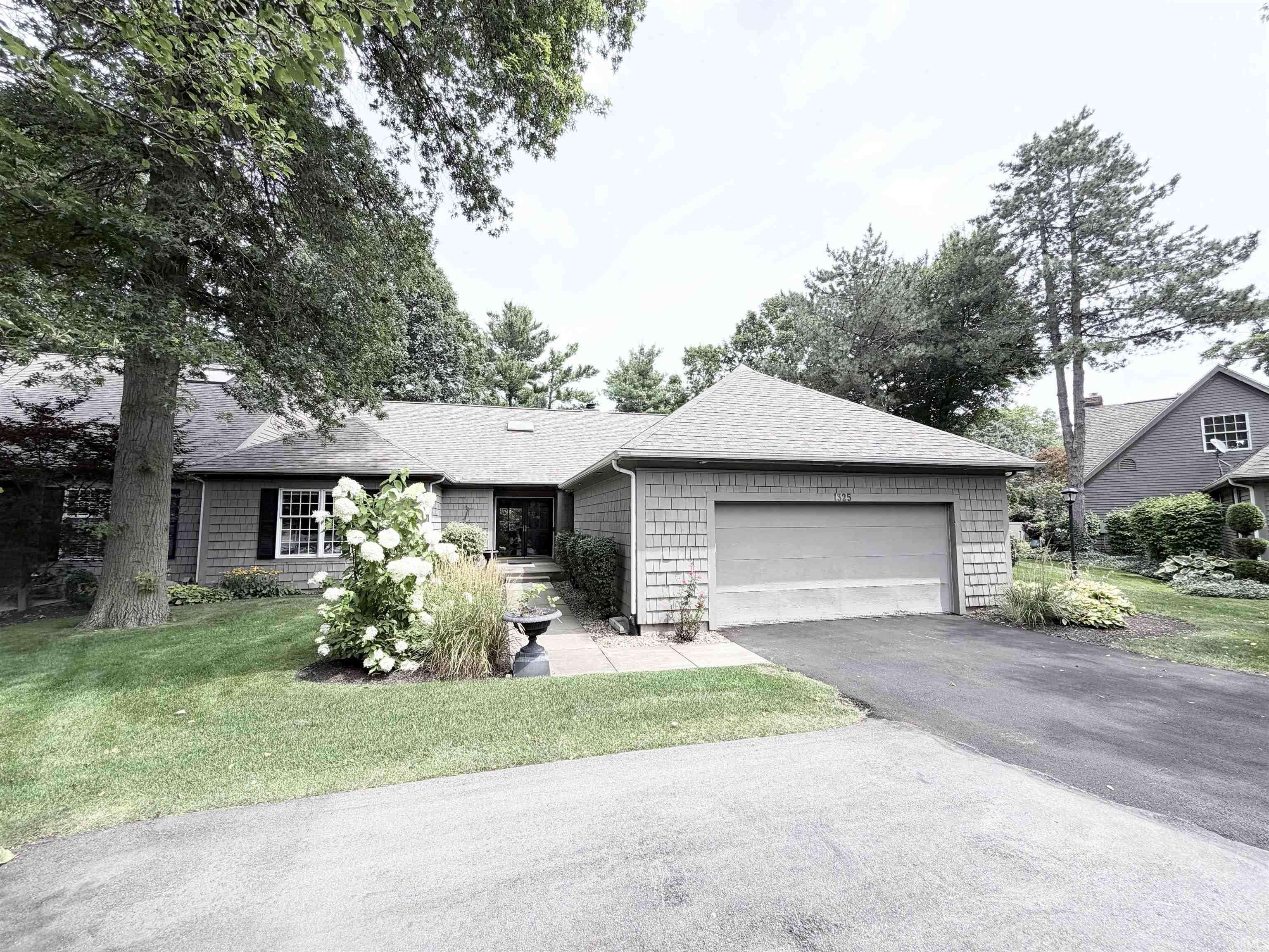 1325 E Erskine Manor Hill DR, South Bend, IN 46614