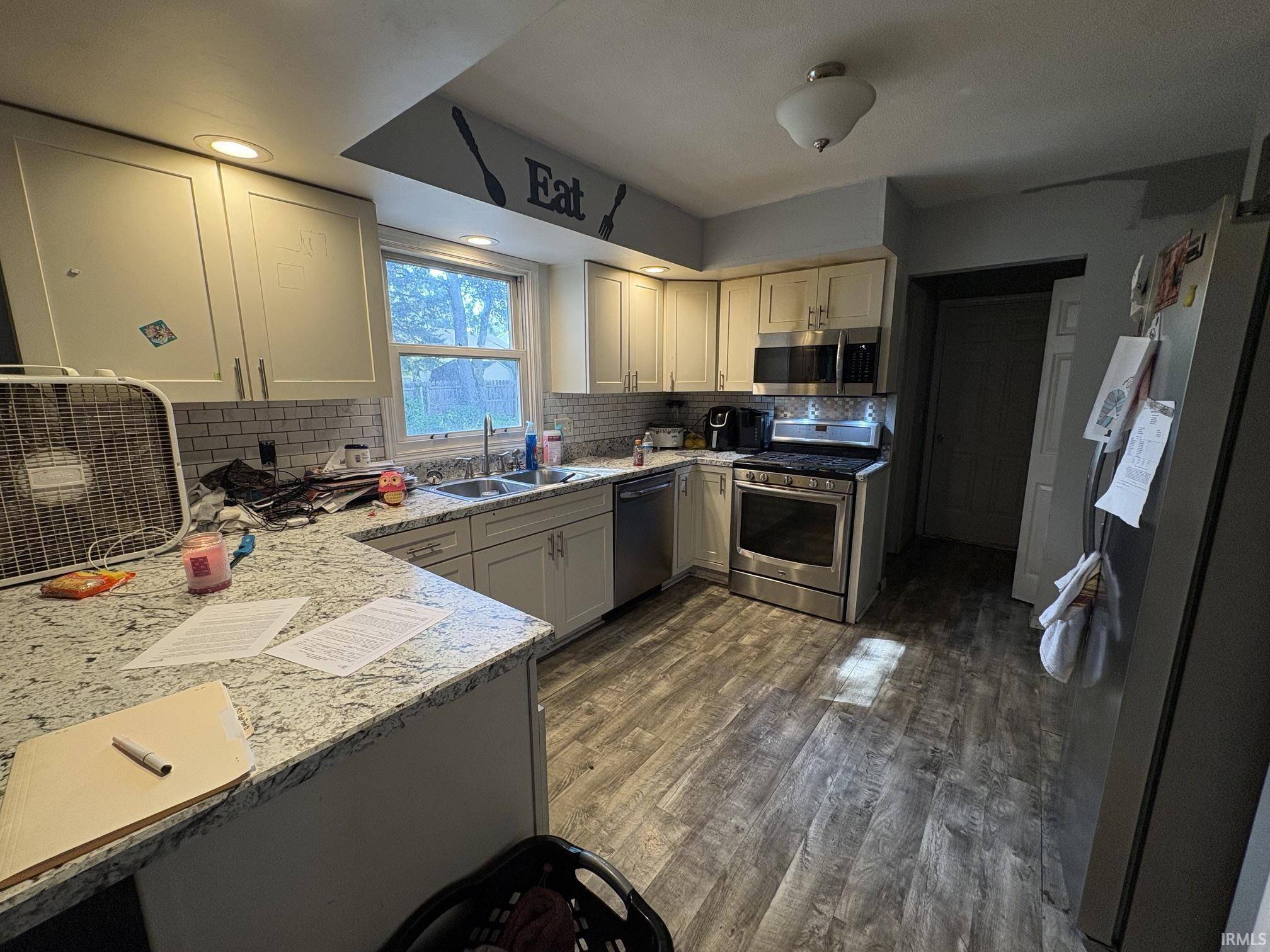 1923 Eagle Point CT, South Bend, IN 46628-4052
